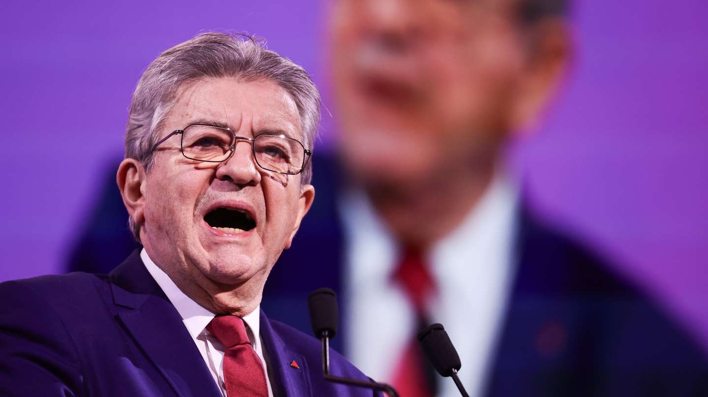 epa12544420 La France Insoumise (LFI) party leader Jean-Luc Melenchon gives a speech at the La France Insoumise convention for the 2026 municipal elections in Aubervilliers, a Paris suburb, France, 23 November 2025.  EPA/TERESA SUAREZ