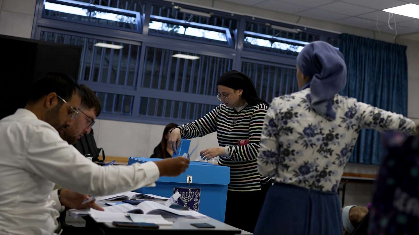 epa13334011 People cast their votes for the 26th Knesset (legislative) elections in the city of Bnei Brak, near Tel Aviv, Israel, 27 October 2026. Israelis are heading to the polls in the first nationwide elections since the Hamas-led 07 October 2023 attack.  EPA/ATEF SAFADI
