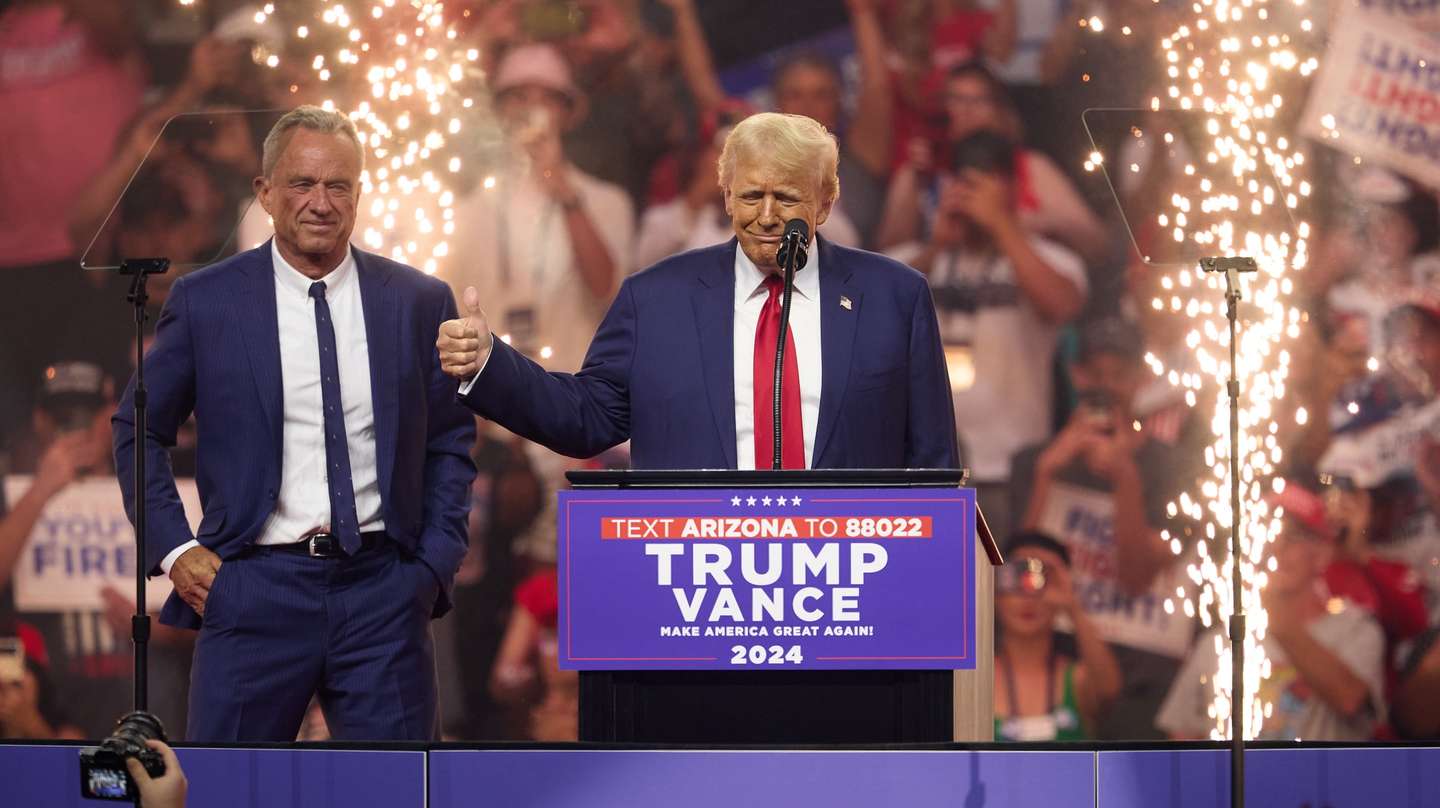 epaselect epa11562392 Robert F. Kennedy Jr. (L) joins Republican presidential nominee Donald J. Trump at an election rally at the Desert Diamond Arena in Glendale, Arizona, USA, 23 August 2024. The US presidential election takes place on 05 November 2024. Kennedy announced earlier today that he is ending his campaign for the presidency and endorsing Republican presidential nominee Donald Trump.  EPA/ALLISON DINNER