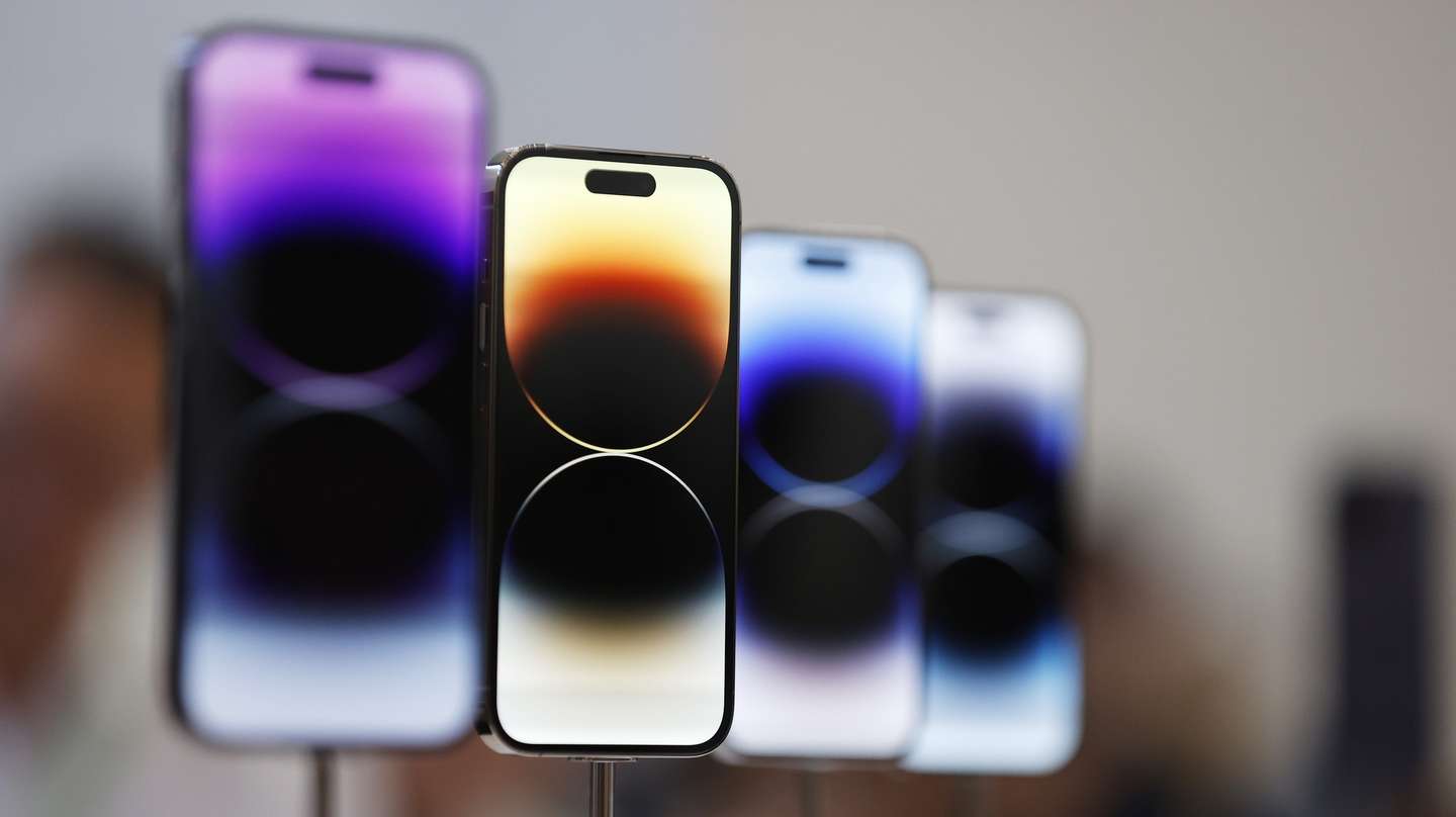epa10168366 The Apple iPhone 14 Pro on display as members of the media explore several new products introduced during an Apple Special Event on the campus of Apple Park in Cupertino, California, USA, 07 September 2022.  New products include the Apple Watch Series 8, Apple Watch Ultra, Apple Watch SE,  iPhone 14, iPhone 14 Plus, iPhone 14 Pro and iPhone 14 Pro Max and the second generation AirPods Pro.  EPA/JOHN G. MABANGLO