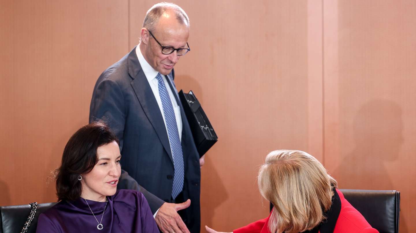 epaselect epa12976804 German Chancellor Friedrich Merz (C) shakes hand with German Minister for Labor and Social Affairs Baerbel Bas (R) before a meeting of the German government's cabinet in Berlin, Germany, 20 May 2026.  EPA/FILIP SINGER