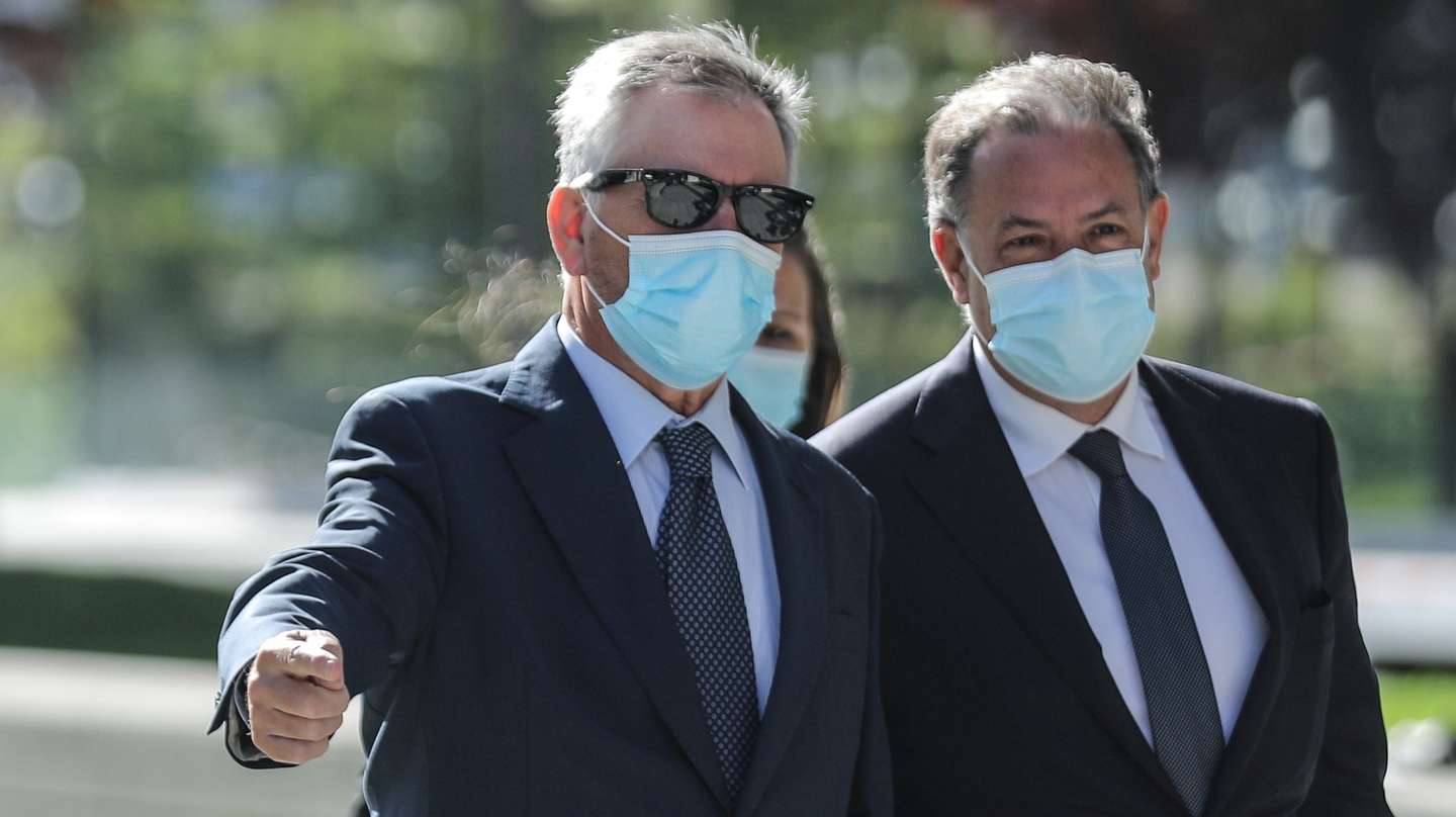 O ex-ministro Socialista Armando Vara (E) acompanhado do seu advogado Tiago Rodrigues Bastos (D) esta manhã à chegada ao Campus de Justiça em Lisboa para o inicio do julgamento no âmbito da Operação Marquês. O ex-ministro socialista responde pelo crime de branqueamento de capitais. 9 de junho de 2021. MIGUEL A. LOPES / LUSA