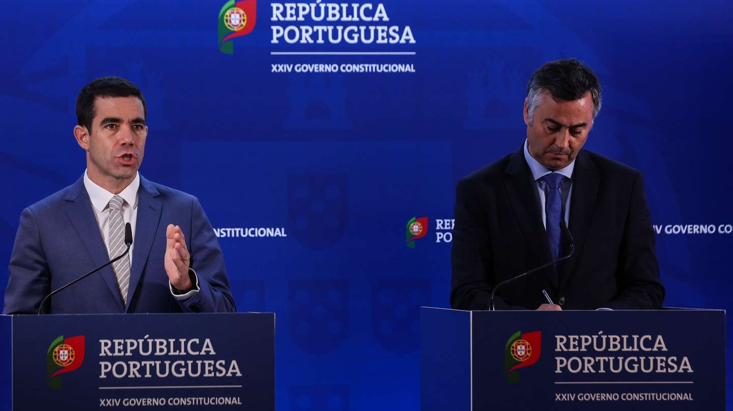 O ministro da Presidência, António Leitão Amaro (E), acompanhado pelo ministro da Educação, Ciência e Inovação, Fernando Alexandre (D) falam à imprensa durante o briefingue da reunião de Conselho de Ministros, no palácio de São Bento em Lisboa, 14 de junho de 2024. TIAGO PETINGA/LUSA
