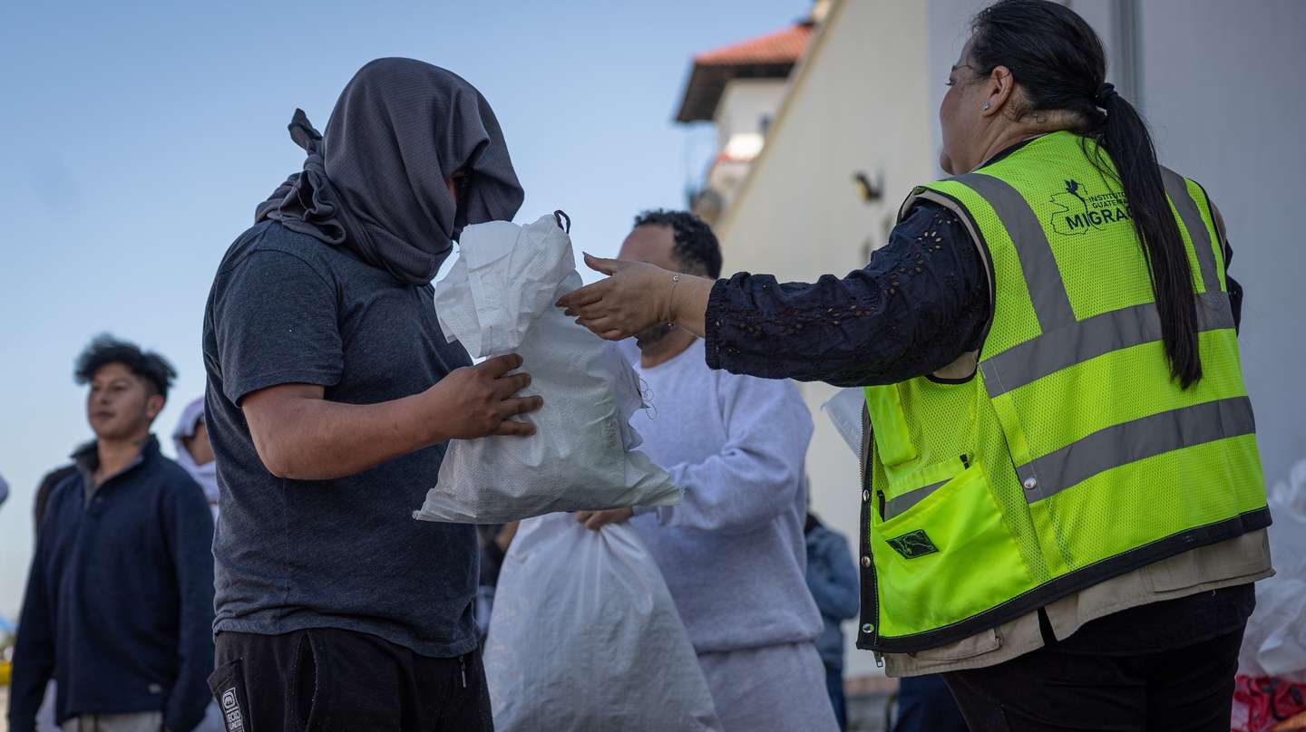epa11795311 A person reclaims his belongings after being deported from the United States at the Guatemalan Air Force base, in Guatemala City, Guatemala, 27 December 2024. In 2024, Guatemala received more than 60,000 deportees, including more than 4,000 minors.  EPA/DAVID TORO