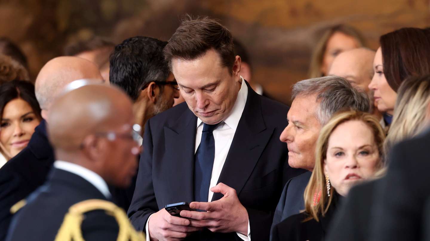 epa11839677 Elon Musk holds his phone on the day of the presidential inauguration of Donald Trump at the Rotunda of the U.S. Capitol in Washington, DC, USA, 20 January 2025.  EPA/KEVIN LAMARQUE / POOL