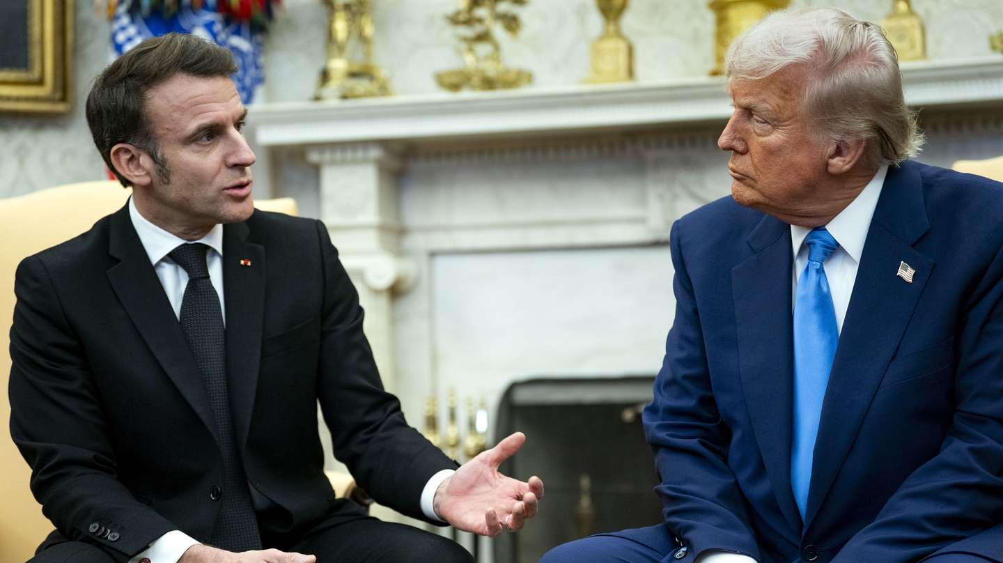 epa11922224 US President Donald Trump (R) meets with French President Emmanuel Macron (L) in the Oval Office at the White House in Washington, DC, USA, 24 February 2025.  EPA/BONNIE CASH / POOL