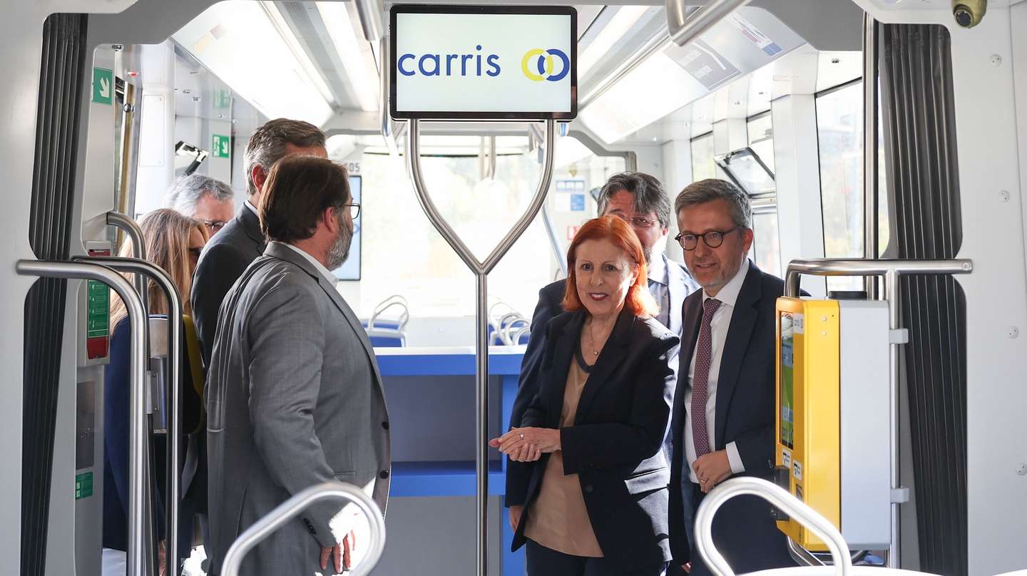 A ministra do Ambiente e Energia, Maria da Graça Carvalho, acompanhada pelo presidente da Câmara Municipal de Lisboa (CML), Carlos Moedas (D), durante a cerimónia de lançamento do futuro transporte elétrico em canal dedicado que ligará o Terreiro do Paço ao limite norte do Parque das Nações em apenas 15 minutos, Lisboa, 01 de abril de 2025. ANTÓNIO COTRIM/LUSA