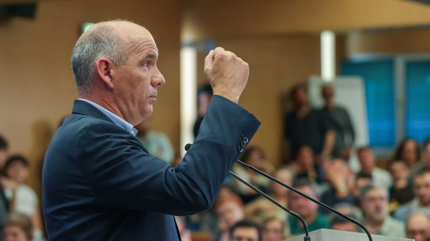 O secretário-geral do Partido Comunista Português (PCP), Paulo Raimundo, discursa na apresentação do Compromisso Eleitoral do PCP no Auditório J.J. Laginha no ISCTE , em Lisboa, 10 de abril de 2025.  MANUEL DE ALMEIDA/LUSA