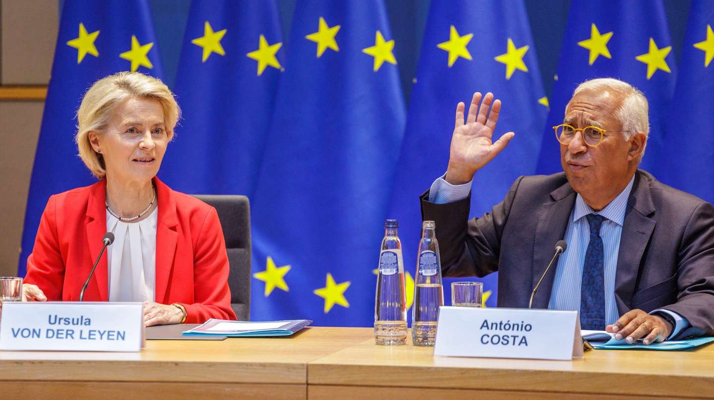 epa12416669 European Commission President Ursula von der Leyen (L) and European Council President Antonio Costa (R) arrive for a video conference with Eurogroup President Paschal Donohoe and European Central Bank President Christine Lagarde in Brussels, Belgium, 30 September 2025.  EPA/OLIVIER MATTHYS