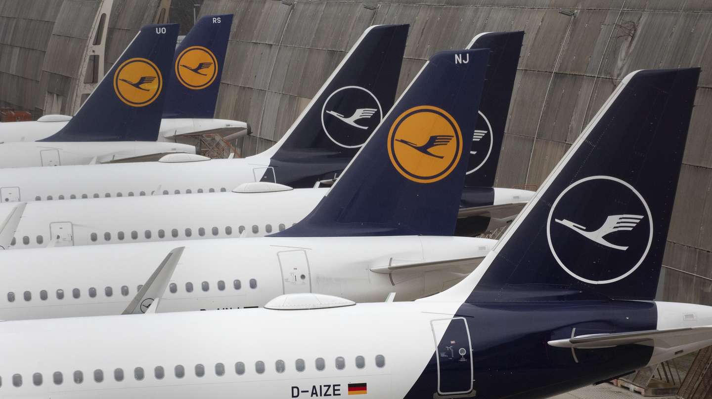 epa11215799 Lufthansa planes are seen stationed, at Frankfurt Airport, in Frankfurt am Main, Germany, 12 March 2024. The UFO cabin crew union has called on its members to strike, to press their demands for better wages. According to Lufthansa, 100,000 passengers should be affected by a two day strike in Frankfurt and Munich airport.  EPA/ANDRE PAIN