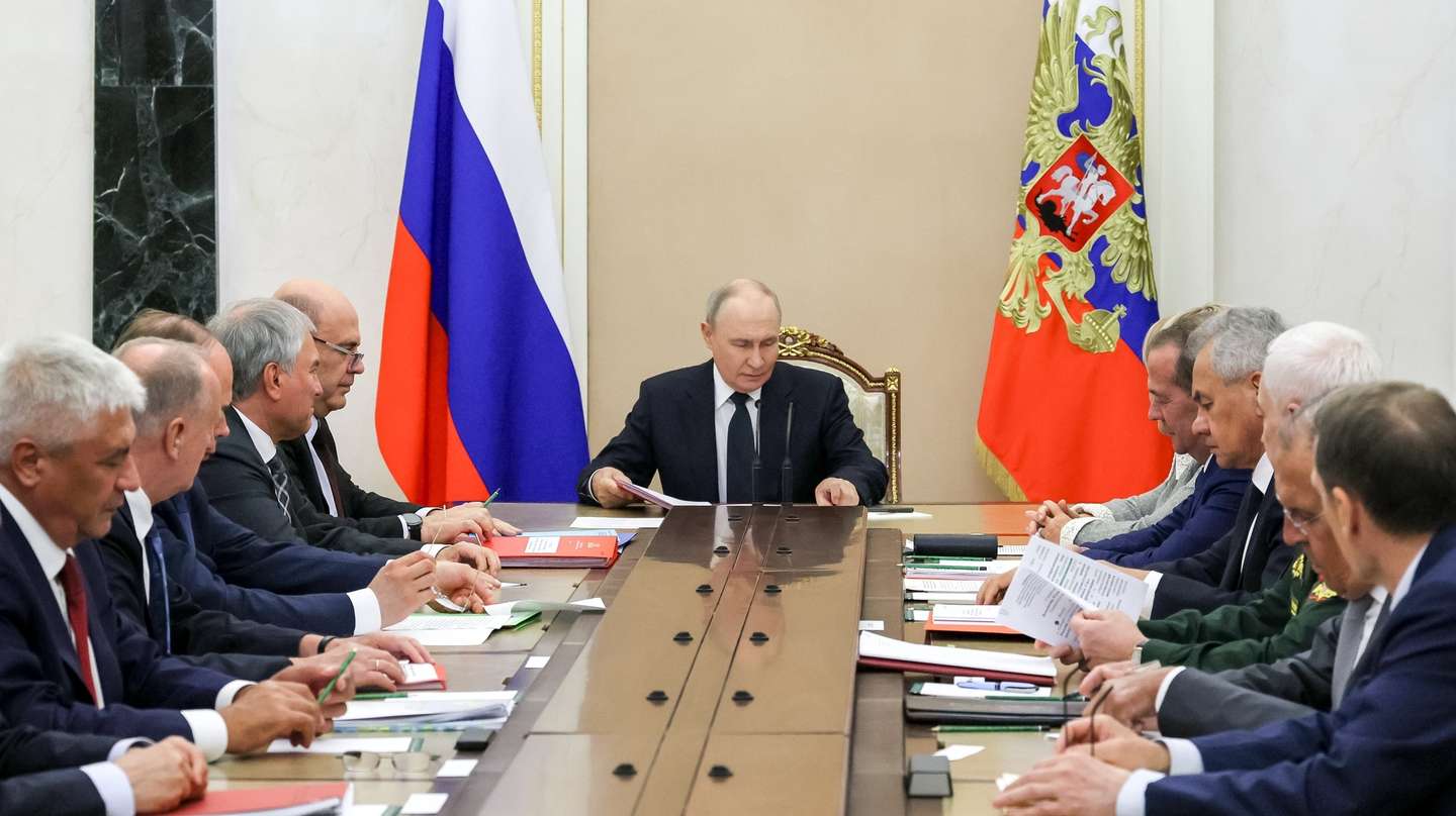 epa13182763 Russian President Vladimir Putin (C) holds a meeting with members of the Security Council at the Kremlin in Moscow, Russia, 21 August 2026.  EPA/MIKHAIL METZEL / SPUTNIK / KREMLIN POOL MANDATORY CREDIT