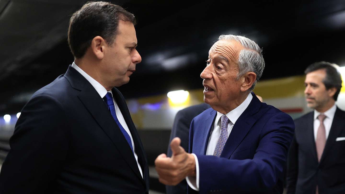 O Presidente da República, Marcelo Rebelo de Sousa (C), conversa com o primeiro-ministro, Luís Montenegro (E), enquanto esperam pelo comboio para Berna, para um encontro com a presidente da Confederação Suíça, Viola Amherd (ausente da fotografia), em Genebra, Suíça, 12 de junho de 2024. O Presidente da República e o primeiro-ministro portugueses terminam hoje a deslocação oficial à Suíça por ocasião das celebrações do Dia de Portugal, de Camões e das Comunidades Portuguesas. ESTELA SILVA/LUSA