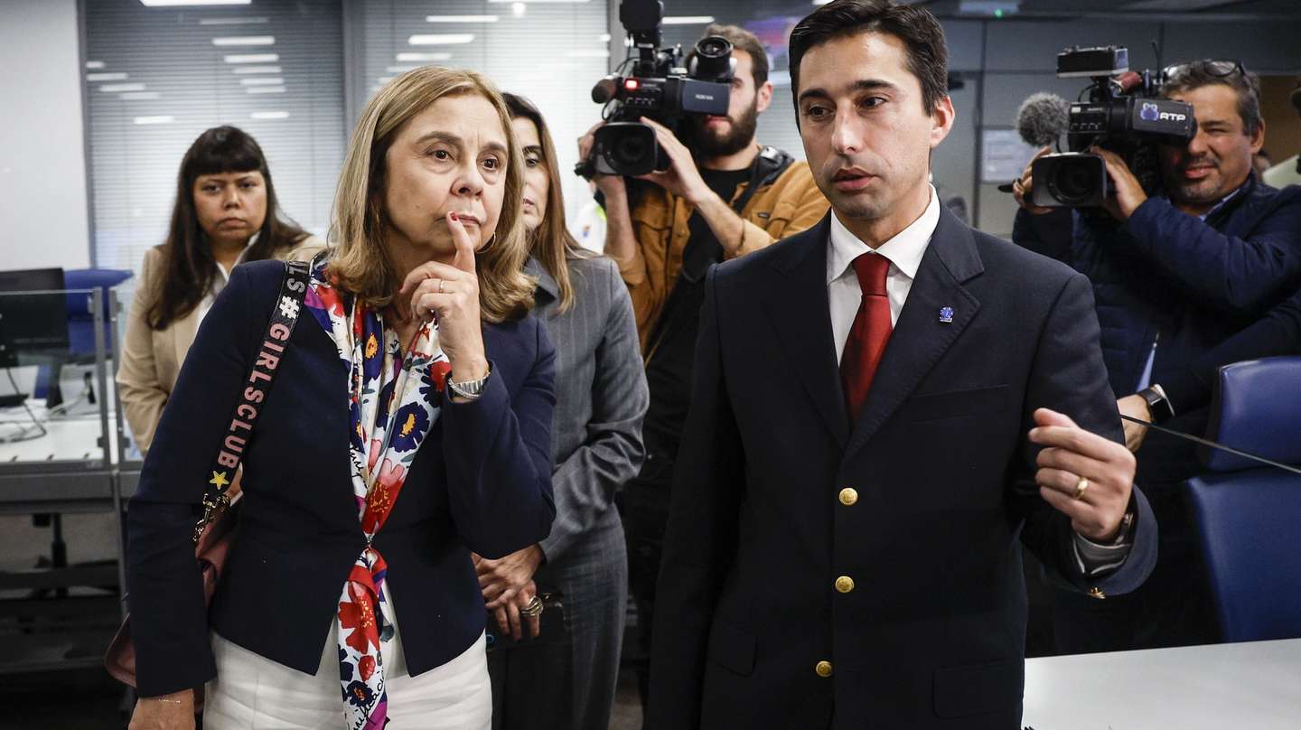 A ministra da Saúde, Ana Paula Martins (E), ladeada pelo presidente do Instituto Nacional de Emergência Médica (INEM), Sérgio Janeiro, durante uma visita ao INEM, em Lisboa, 12 de novembro de 2024. As falhas no INEM, devido a uma greve dos seus trabalhadores às horas extraordinárias, estão a ser associadas à morte de, pelo menos 10 pessoas, nos últimos dias. ANTÓNIO PEDRO SANTOS/LUSA
