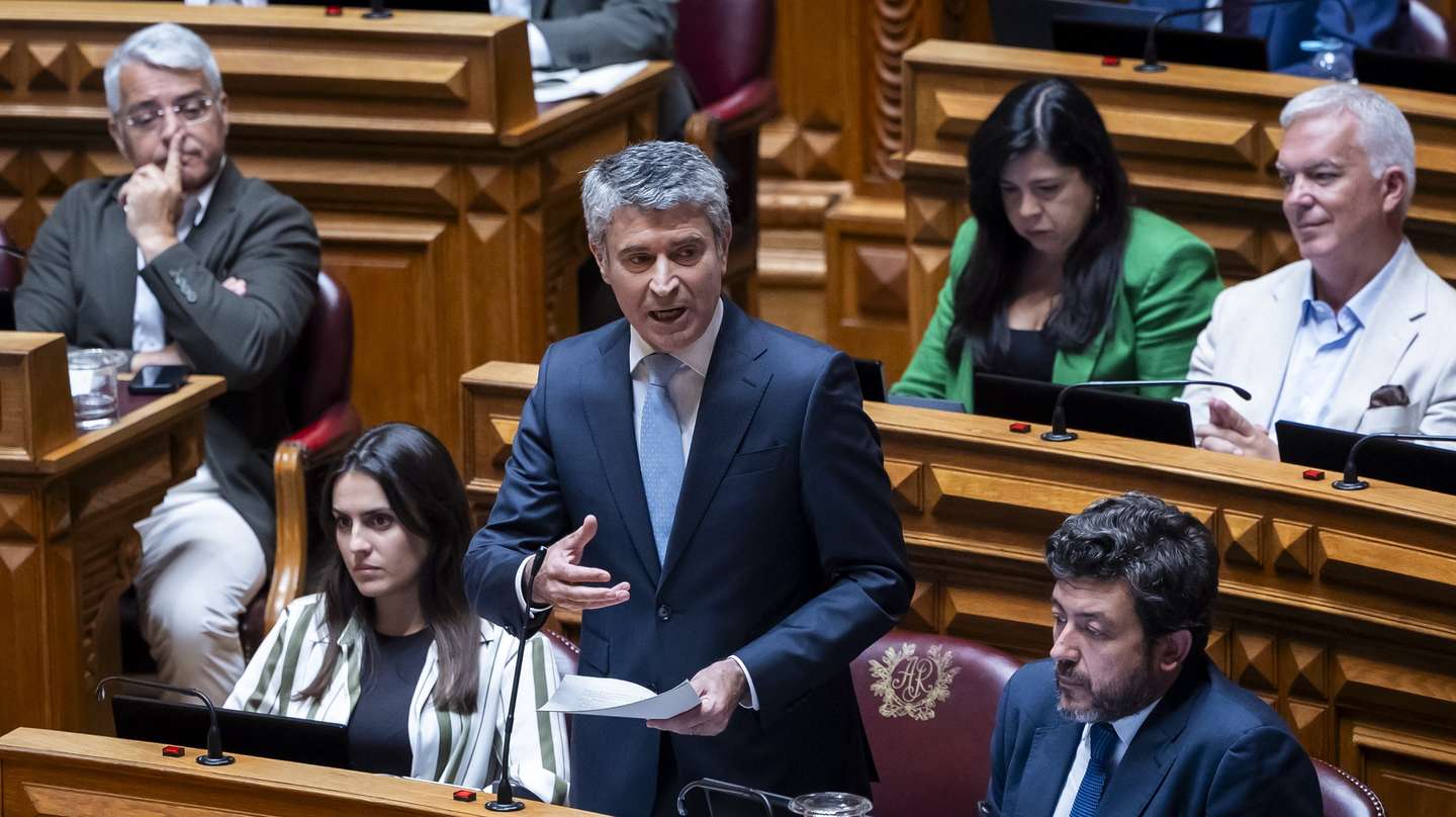 O deputado do Partido Socialista, José Luis Carneiro, usa da palavra durante a sessão plenária de apresentação do Programa do XXV Governo Constitucional, na Assembleia da República, em Lisboa, 17 de junho de 2025. JOSÉ SENA GOULÃO/LUSA