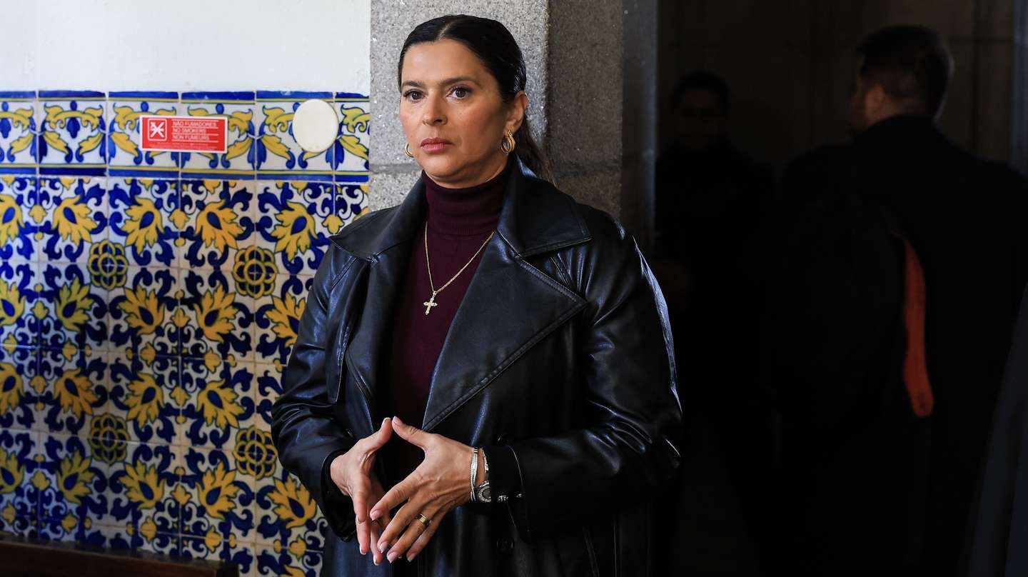 Sandra Madureira à chegada ao Tribunal São João Novo no Porto para o julgamento da "Operação Pretoriano", 20 de março de 2025. O processo tem como arguidos Fernando Madureira, ex-líder dos Super Dragões, Sandra Madureira, Vítor Catão e ainda mais nove arguidos, acusados de crimes alegadamente cometidos numa Assembleia-Geral do FC Porto. JOSÉ COELHO/LUSA