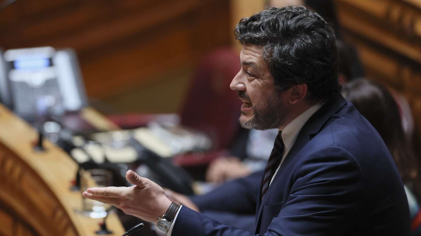 O deputado do Partido Socialista (PS), Pedro Delgado Alves, intervém durante o debate anual com participação do Governo, sobre a participação de Portugal na Cooperação Estruturada Permanente na Assembleia da República, Lisboa, 10 de julho de 2025. MANUEL DE ALMEIDA/LUSA