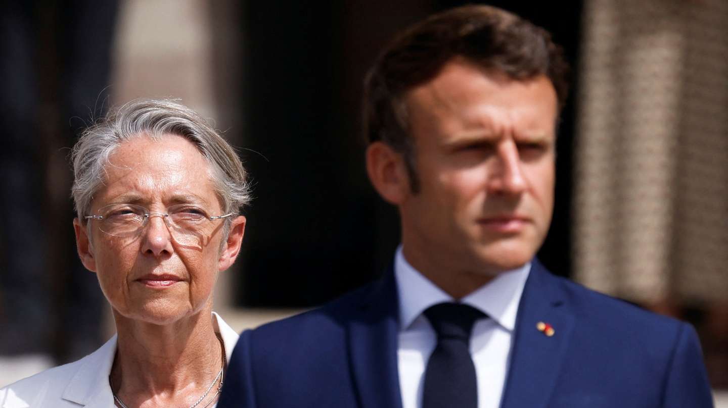 epa10019650 French President Emmanuel Macron (R) and French Prime Minister Elisabeth Borne attend a ceremony marking the 82nd anniversary of late French General Charles de Gaulle's resistance call of 18 June 1940, at the Mont Valerien memorial in Suresnes near Paris, France, 18 June 2022.  EPA/GONZALO FUENTES / POOL  MAXPPP OUT