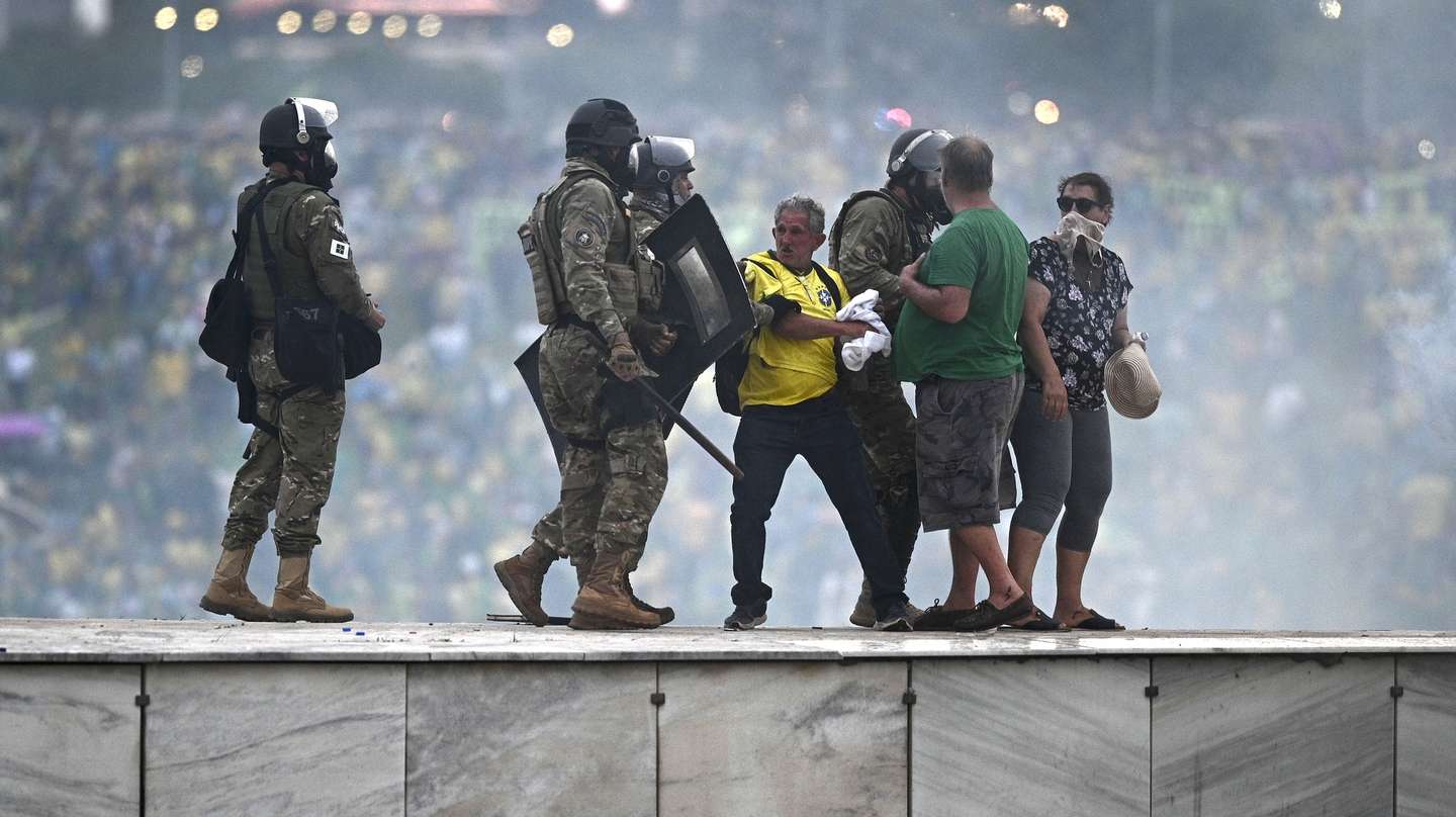 epaselect epa10396413 Police confront supporters of former Brazilian President Jair Bolsonaro invading Planalto Palace, in Brasilia, Brazil, 08 January 2023. Hundreds of supporters of former Brazilian President Jair Bolsonaro invaded the headquarters of the National Congress, and also Supreme Court and the Planalto Palace, seat of the Presidency of the Republic, in a demonstration calling for a military intervention to overthrow President Luiz Inacio Lula da Silva. The crowd broke through the cordons of security forces and forced their way to the roof of the buildings of the Chamber of Deputies and the Senate, and some entered inside the legislative headquarters.  EPA/ANDRE BORGES