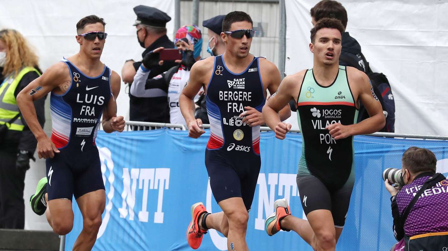 epa08649402 France's Vincent Luis (L-R), Leo Bergere from France and Vasco Vilaca from Portugal compete in the running portion of the Men’s Elite race at the Hamburg Wasser World Triathlon event in Hamburg, northern Germany, 05 September 2020.  EPA/FOCKE STRANGMANN