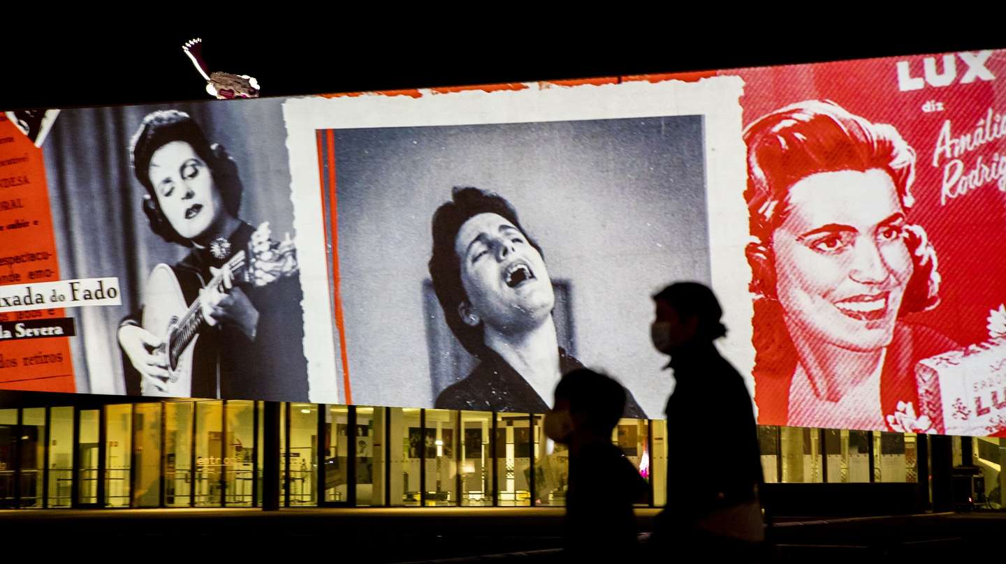 Espetáculo de vídeo mapping "Amália", sobre a fadista Amália Rodrigues, durante o último dia do Festival Santa Casa Alfama, na fachada do Terminal de Cruzeiros de Lisboa, 03 de outubro de2020. JOSÉ SENA GOULÃO/LUSA