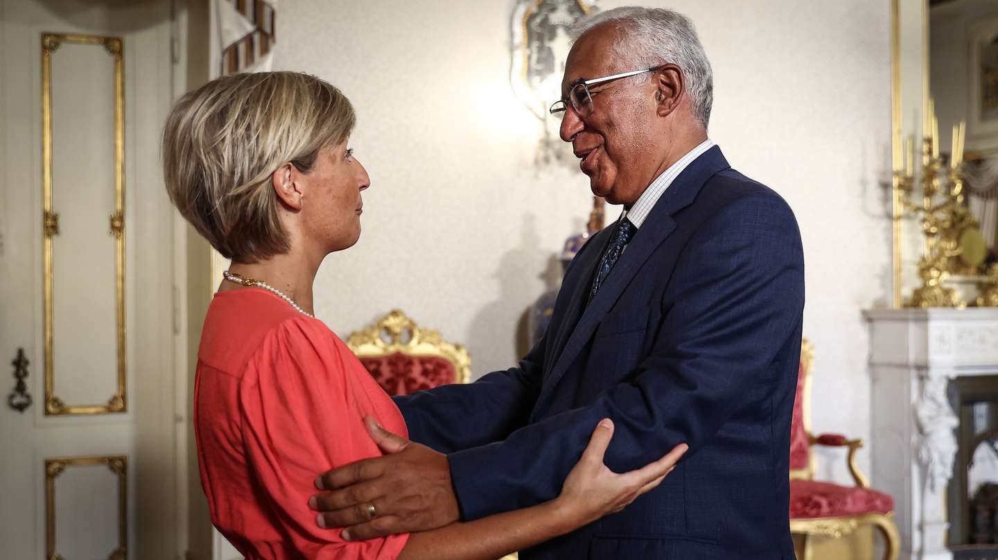 O primeiro-ministro, António Costa (D), cumprimenta a demissionária ministra da Saúde, Marta Temido (E), durante a cerimónia de tomada de posse do novo ministro da Saúde, Manuel Pizarro (ausente da fotografia), no Palácio de Belém, em Lisboa, 10 de setembro de 2022. Manuel Pizarro substitui Marta Temido, de 48 anos, pediu a demissão do cargo de ministra da Saúde no passado dia 30 de agosto, mas António Costa pediu-lhe que se mantivesse em funções mais algumas semanas até à aprovação do diploma que regulamenta o SNS. RODRIGO ANTUNES/LUSA