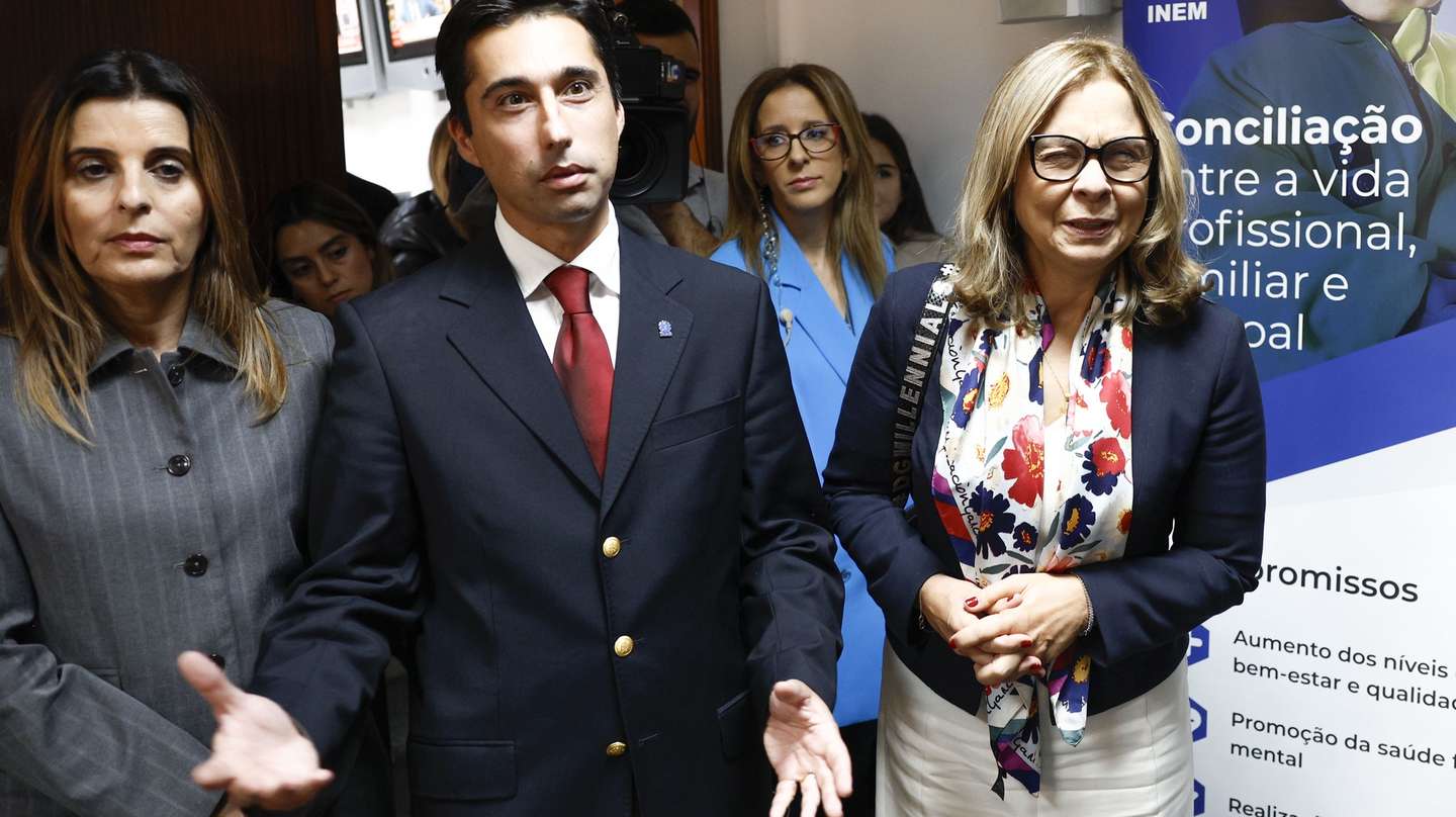 A ministra da Saúde, Ana Paula Martins (D), ladeada pelo presidente do Instituto Nacional de Emergência Médica (INEM), Sérgio Janeiro (C), durante uma visita ao INEM, em Lisboa, 12 de novembro de 2024. As falhas no INEM, devido a uma greve dos seus trabalhadores às horas extraordinárias, estão a ser associadas à morte de, pelo menos 10 pessoas, nos últimos dias. ANTÓNIO PEDRO SANTOS/LUSA