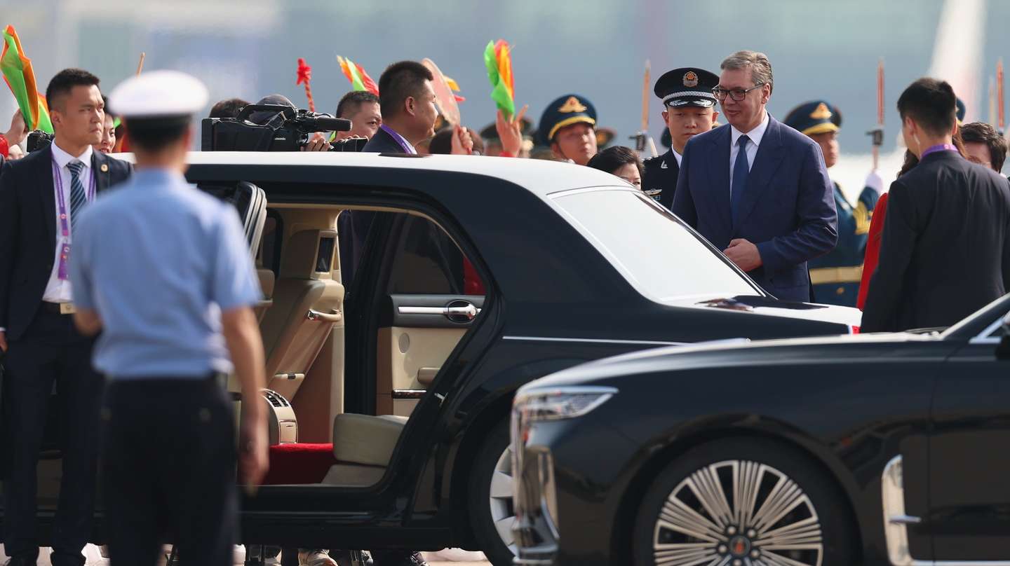epa12344683 President of Serbia Aleksandar Vucic (2-R) arrives at the Beijing Capital International Airport in Beijing, China, 02 September 2025. At the invitation of Chinese President Xi Jinping, 26 foreign heads of state and government will attend a military parade commemorating the 80th anniversary of the end of World War II and Japan's surrender.  EPA/Lintao Zhang / POOL