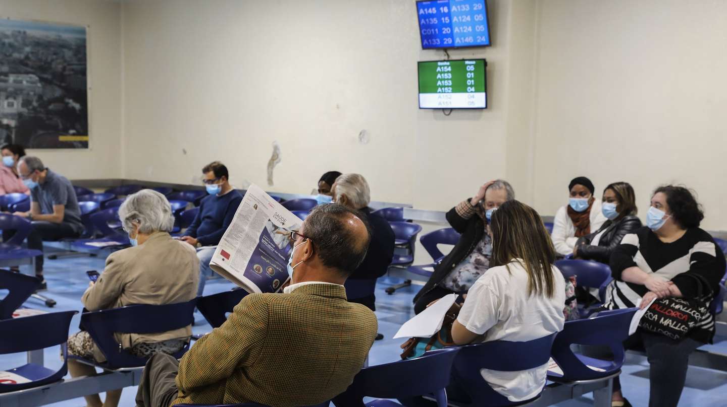 Utentes aguardam consulta no Hospital de Santa Maria, em Lisboa, 18 de maio de 2021. Após várias transformações para dar resposta a milhares de doentes com covid-19, o Hospital de Santa Maria, em Lisboa, regressou à normalidade com corredores cheios de utentes para ir a uma consulta externa, fazer exames ou mesmo uma cirurgia. (ACOMPANHA TEXTO DO DIA 21 DE MAIO DE 2021) JOÃO RELVAS/LUSA