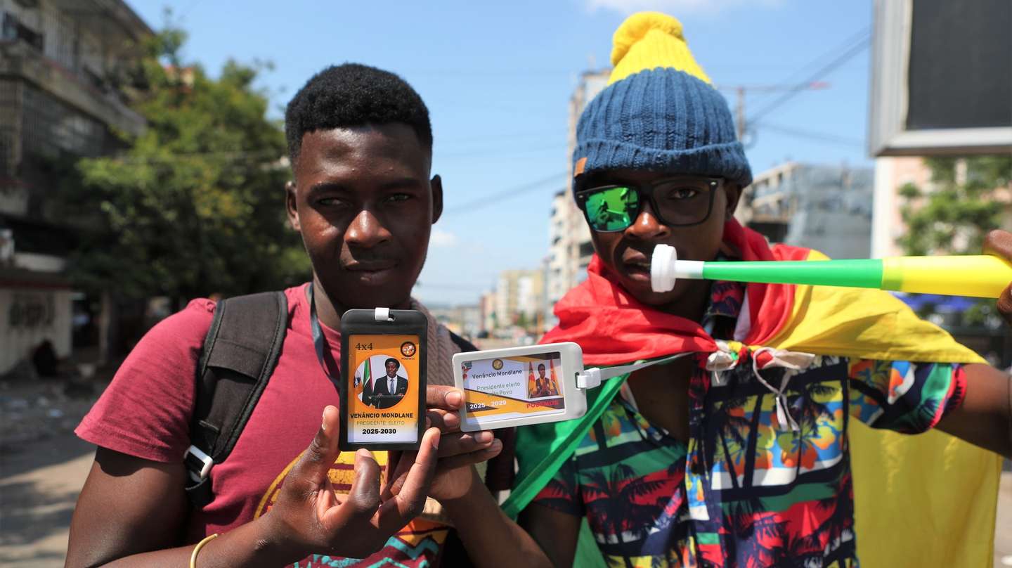 After the whistles, badges (in the photo) alluding to presidential candidate Venâncio Mondlane became the new business in Maputo, on a day when the Mozambican capital was once again taken over by barricades, tyres and burning vehicles, in a new post-election protest, Maputo, Mozambique, 04 December 2024.  LUÍSA NHANTUMBO/LUSA