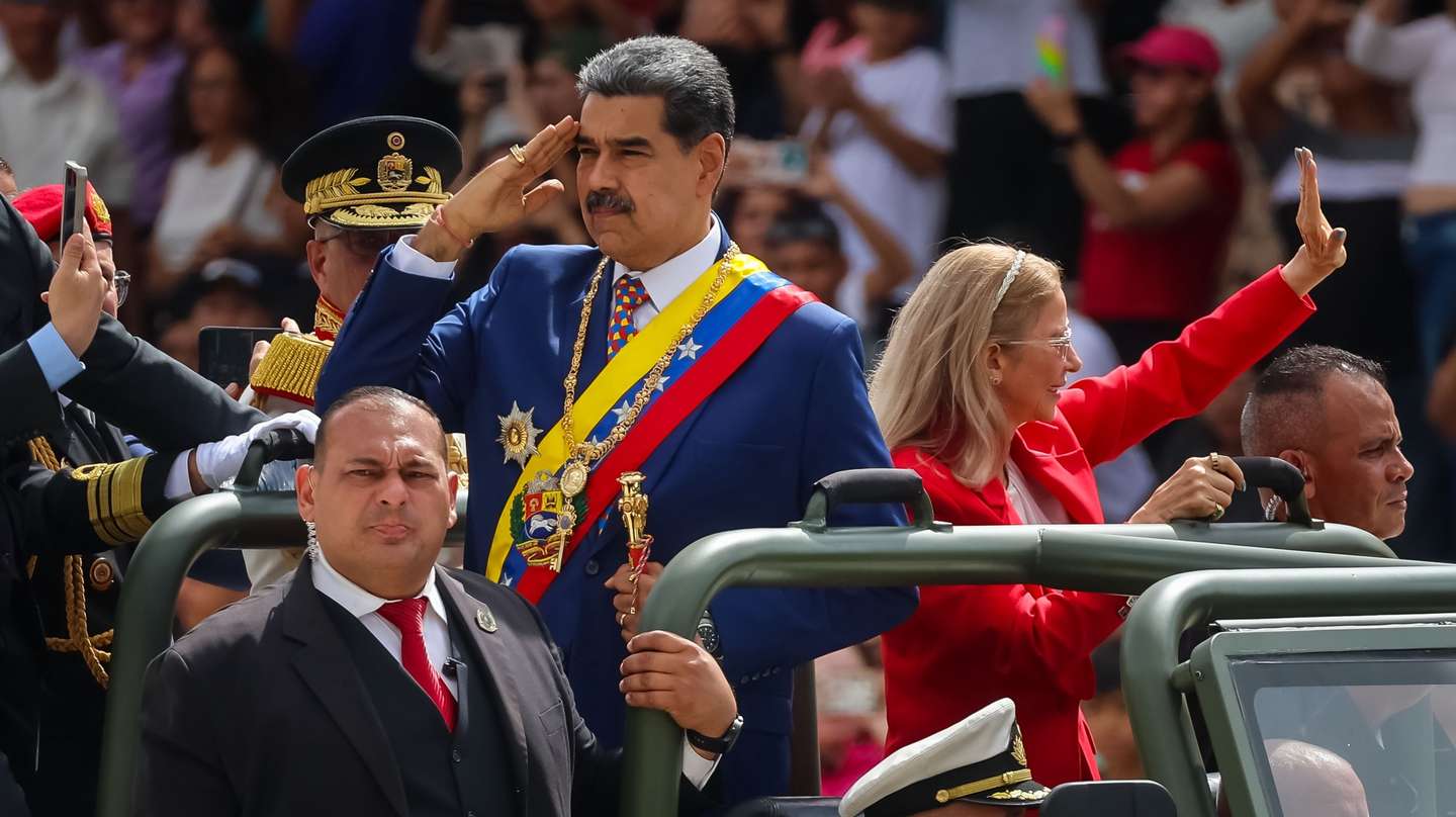 epa12219255 Venezuelan President Nicolas Maduro (C) and First Lady Cilia Flores participate in the commemorative events for the 214th anniversary of independence in Caracas, Venezuela, 05 July 2025. The National Assembly of Venezuela dedicated the country's Independence Day to the mothers and grandmothers of the 18 minors whom Caracas denounces as 'kidnapped' in the United States, after it claims their parents were deported to the Caribbean nation.  EPA/MIGUEL GUTIERREZ