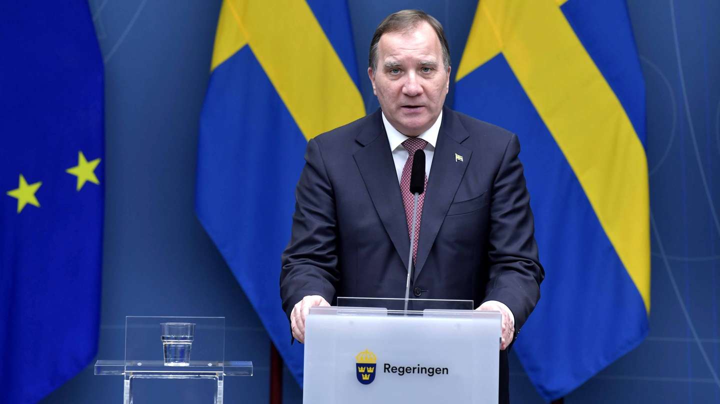 epa08892134 Sweden's Prime Minister Stefan Lofven at a press conference on the new restrictions during the coronavirus pandemic, in Stockholm, Sweden, 18 December 2020. The number of people is limited to four people in restaurants and the maximum number is introduced in shops and gyms.  EPA/Jessica Gow *SWEDEN OUT* SWEDEN OUT