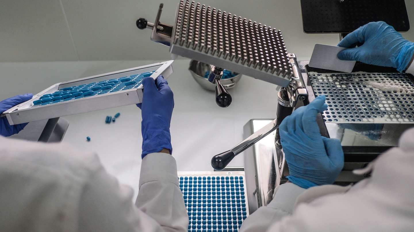 Técnicas de farmácia trabalham no Laboratório Nacional do Medicamento, em Lisboa, 31 de março de 2022. Enquanto laboratório do Estado, contribui para o desenvolvimento da investigação e produção de medicamentos. No plano militar e operacional, tem a missão específica de apoio às Forças Armadas. (ACOMPANHA TEXTO DO DIA 02 DE ABRIL 2022) MÁRIO CRUZ/LUSA