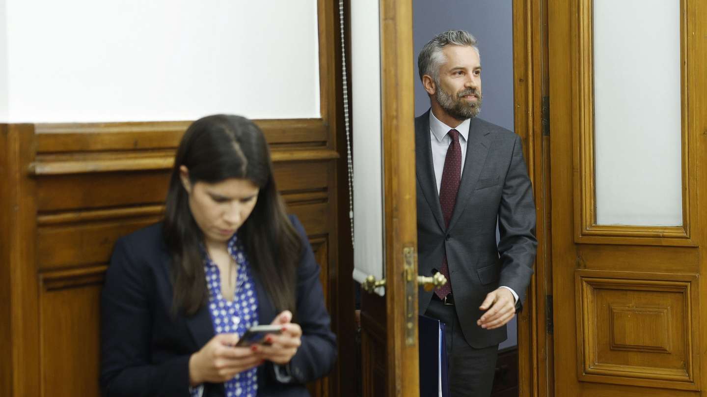 O ex-ministro das Infraestruturas e da Habitação, Pedro Nuno Santos (D), ladeado pela nova coordenadora e deputada do Bloco de Esquerda (BE), Mariana Mortágua (E), à chegada para a sua audição perante a Comissão de Economia, Obras Públicas, Planeamento e Habitação, sobre a "situação da TAP no período 2015-2023", na Assembleia da República, em Lisboa, 06 de junho de 2023. ANTÓNIO PEDRO SANTOS/LUSA
