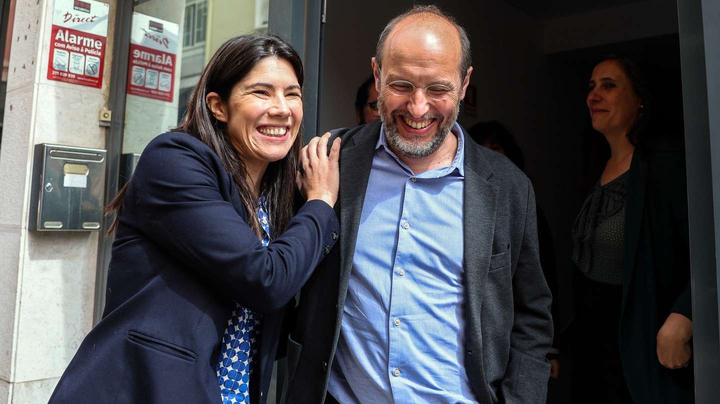 A coordenadora do Bloco de Esquerda (BE), Mariana Mortágua (E), despede-se do porta-voz do Livre, Rui Tavares (D), após uma reunião no âmbito das reuniões para análise dos resultados eleitorais das últimas eleições legislativas, na sede do Livre em Lisboa, 22 de março de 2024. TIAGO PETINGA/LUSA
