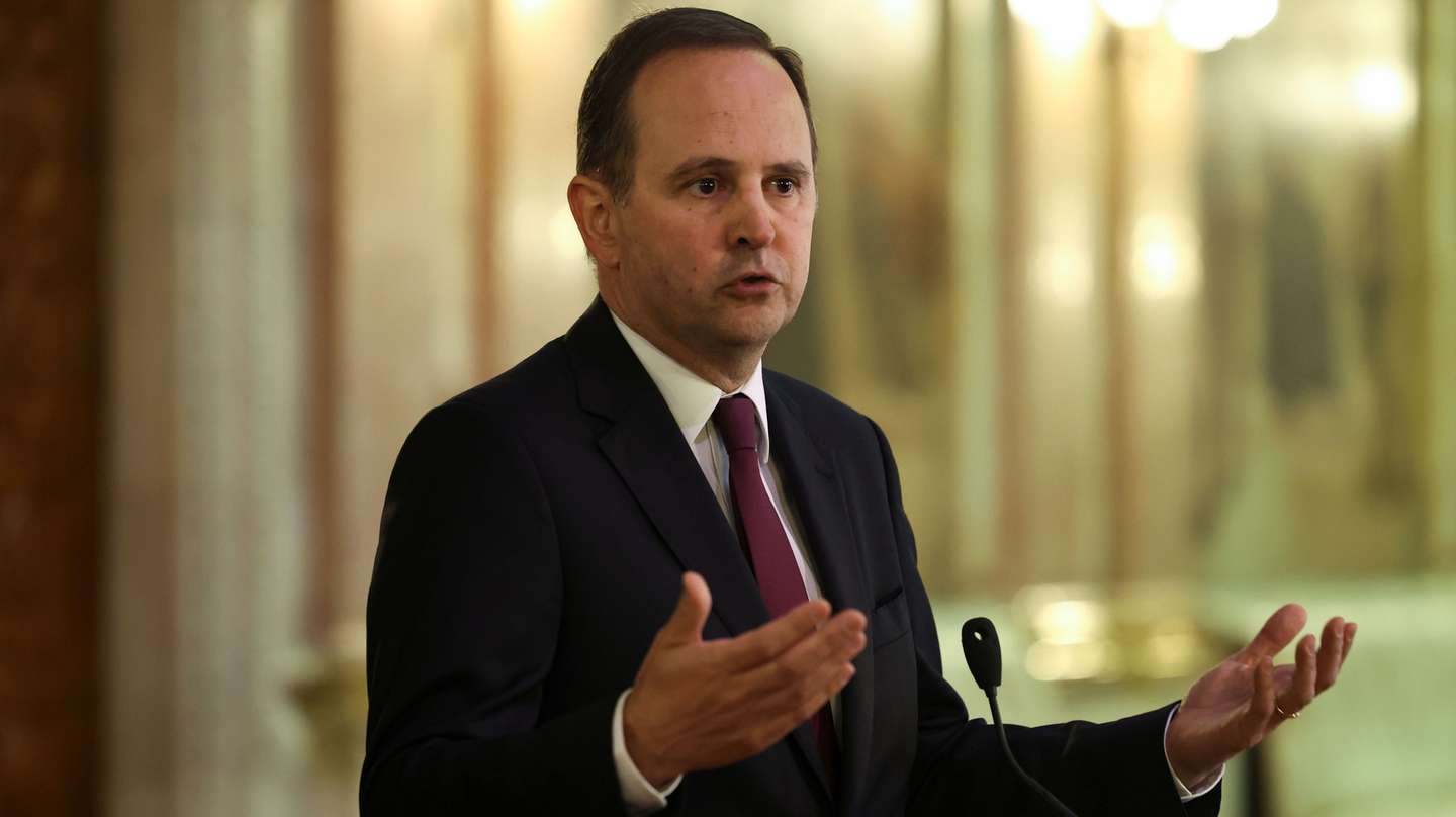 O ex-ministro das Finanças e atual deputado do Partido Socialista (PS), Fernando Medina, reage ao requerimento do Partido Social Democrata (PSD) para uma audição urgente do anterior executivio, por ter alegadamente autorizado, já depois das legislativas, um aumento de despesas de cerca de mil milhões sem cabimentação orçamental, anunciou hoje o líder parlamentar social-democrata, na Asembleia da República, em Lisboa, 02 de maio de 2024. MANUEL DE ALMEIDA/LUSA