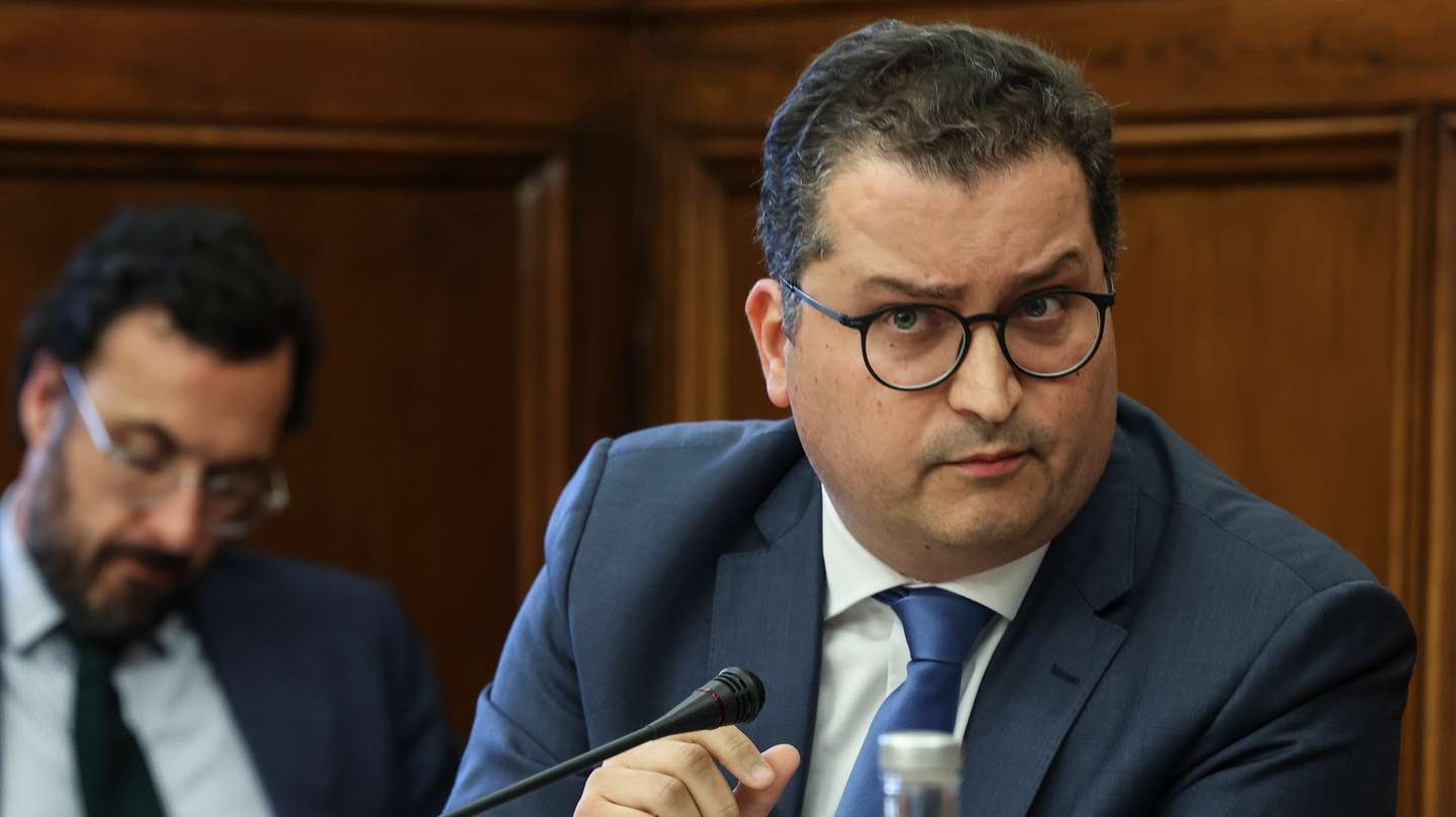 O ministro das Finanças, Joaquim Miranda Sarmento, durante a Comissão de Orçamento, Finanças e Administração Pública, na Assembleia da República, em Lisboa,16 maio 2024.    MANUEL DE ALMEIDA/LUSA