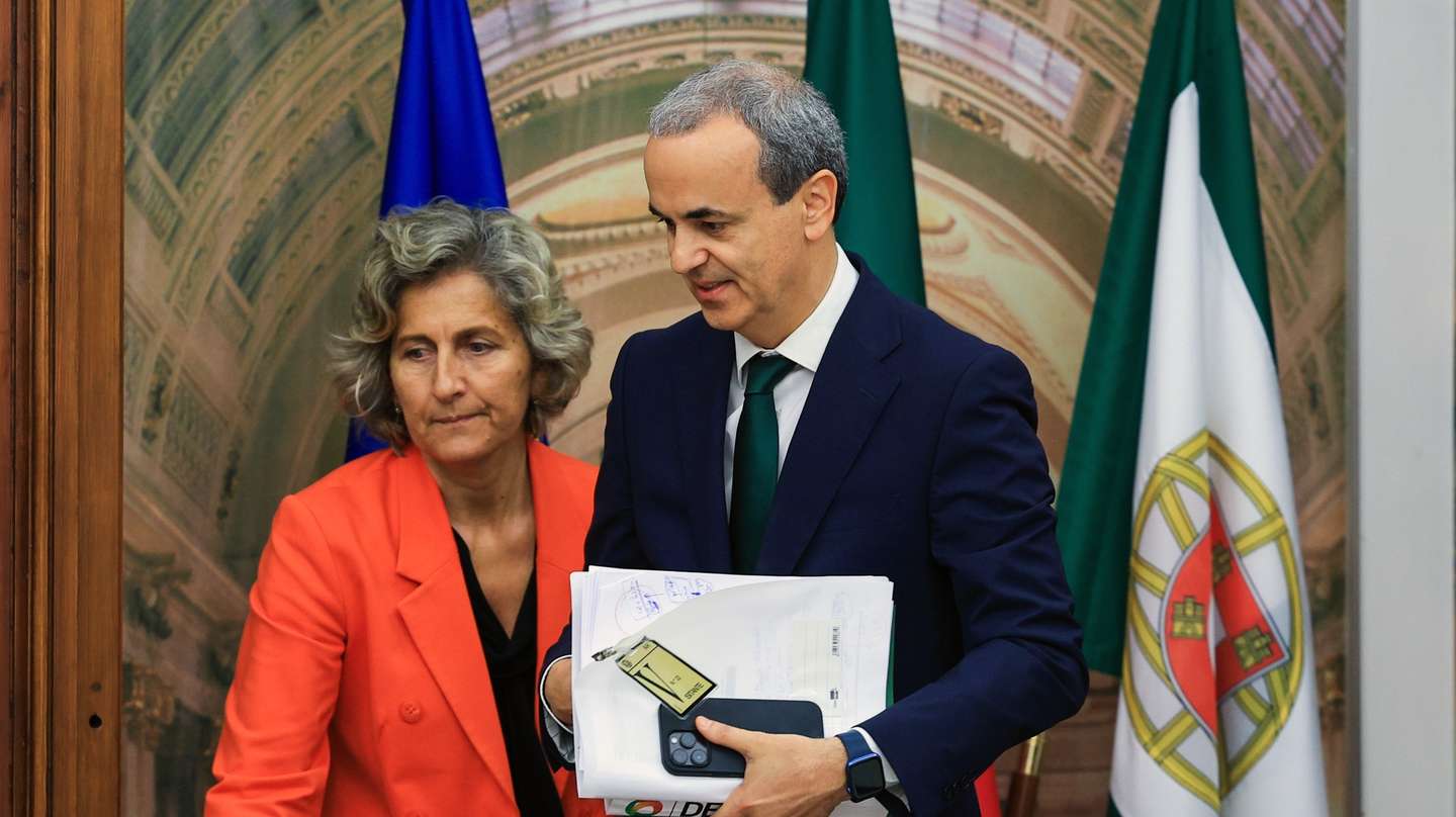 O diretor demissionário da Direção Executiva do Serviço Nacional de Saúde (SNS), Fernando Araújo (D), acompanhado pela presidente da Comissão de Saúde, Ana Abrunhosa (E), à chegada para a sua audição perante a Comissão de Saúde, para prestar esclarecimentos sobre a sua demissão e da respetiva equipa, na Assembleia da República, em Lisboa, 22 de maio de 2024. ANTÓNIO COTRIM/LUSA