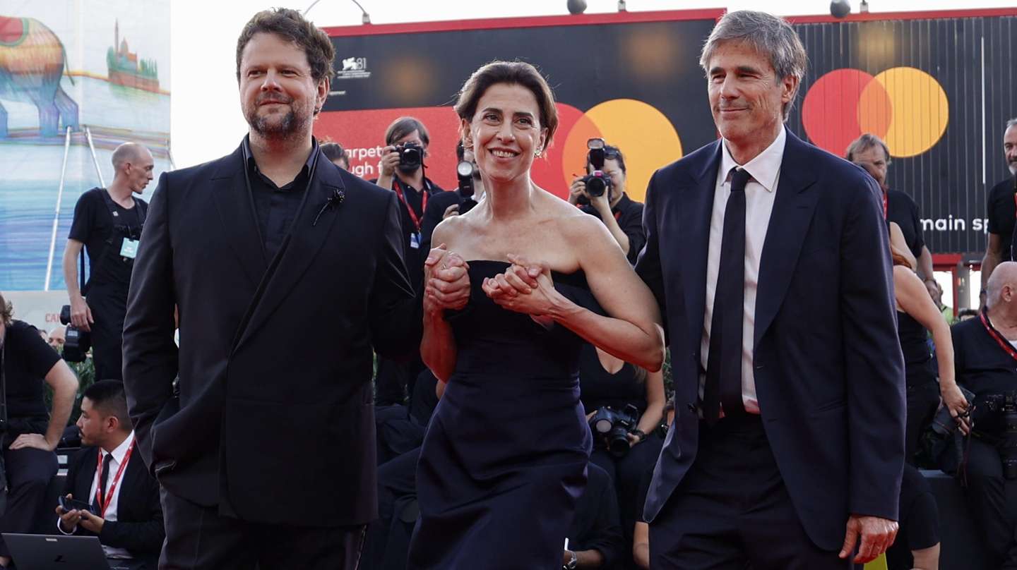 epa11578273 (L-R) Selton Mello, Fernanda Torres, Walter Salles arrive for the premiere of 'Ainda Estou Aqui (I'm Still Here)' at the 81st annual Venice International Film Festival, in Venice, Italy, 01 September 2024. The movie is presented in the official competition 'Venezia 81' at the festival running from 28 August to 07 September 2024.  EPA/FABIO FRUSTACI
