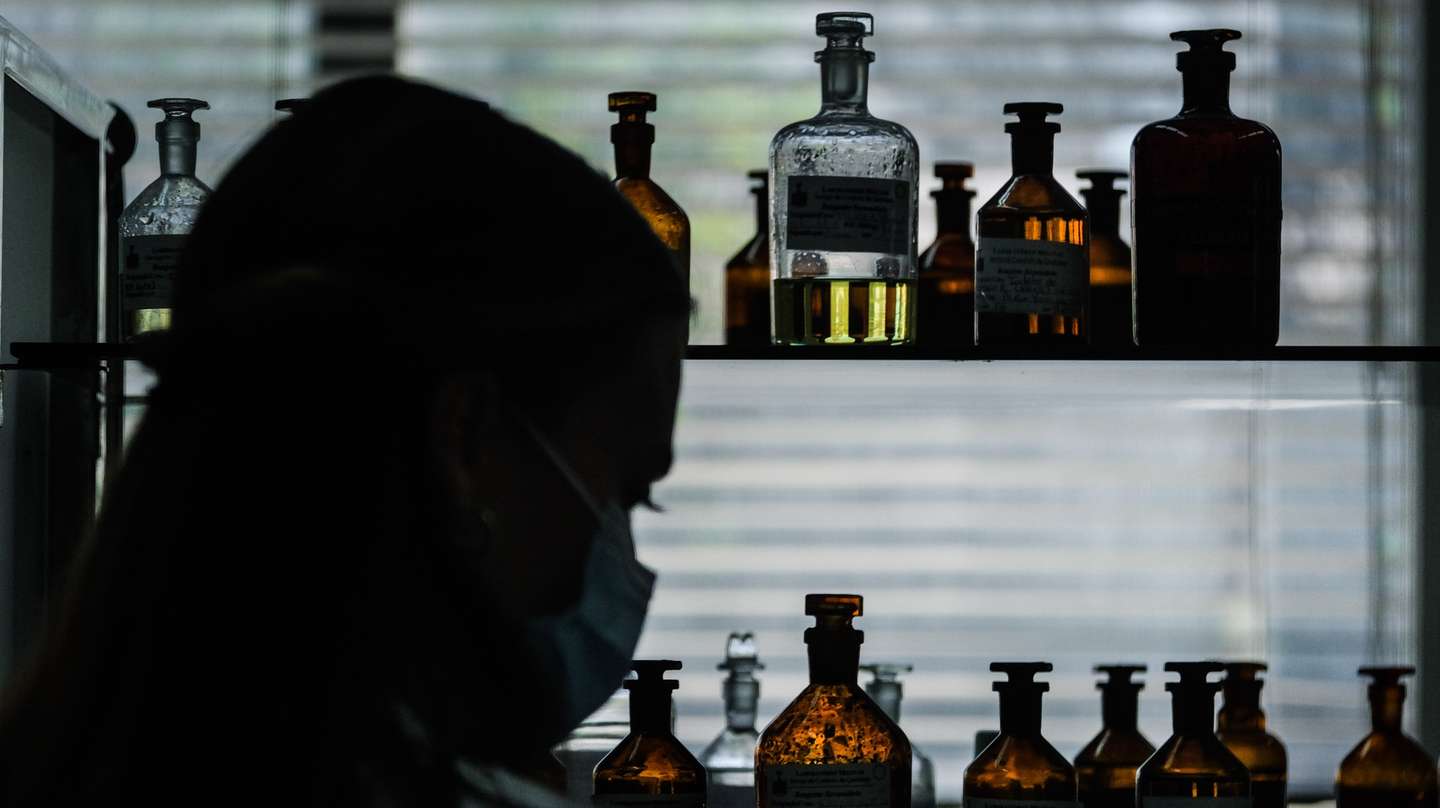 Técnicas de farmácia trabalham no Laboratório Nacional do Medicamento, em Lisboa, 7 de junho de 2022. MÁRIO CRUZ/LUSA