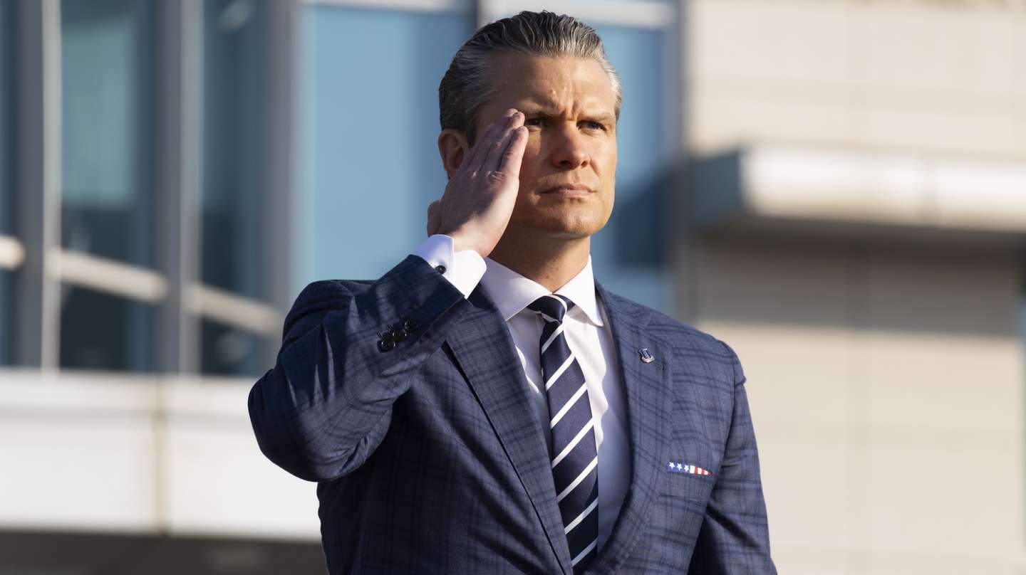 epa12501582 US Defense Secretary Pete Hegseth salutes as he inspects a guard of honor during a welcoming ceremony prior to the 57rd Security Consultative Meeting (SCM) at the defense ministry in Seoul, South Korea, 04 November 2025.  EPA/JEON HEON-KYUN / POOL