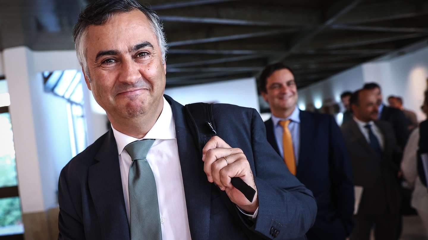 O ministro da Educação, Ciência e Inovação, Fernando Alexandre, à chegada para uma reunião com as estruturas sindicais representantes dos professores para a negociação do decreto-lei que cria um regime excecional e temporário que regula o concurso externo extraordinário de seleção e de recrutamento do pessoal docente da educação pré-escolar e dos ensinos básico e secundário, a realizar no ano letivo de 2024-2025, e que cria, ainda um apoio à deslocação destinado aos educadores de infância e aos professores dos ensinos básico e secundário, em Cascais, 09 de Setembro de 2024. RODRIGO ANTUNES/LUSA