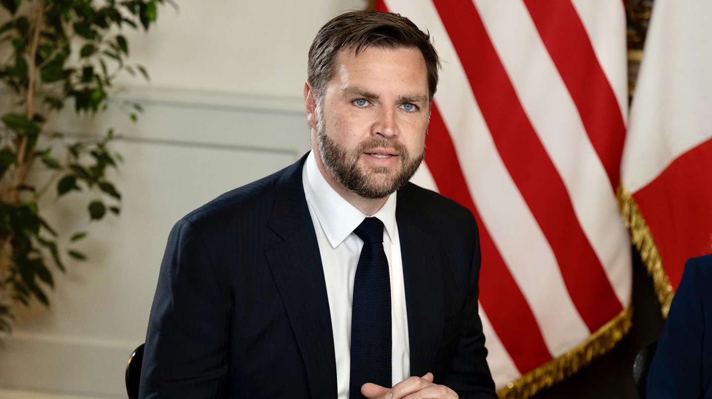 epa12113815 A handout picture made available by the Chigi Palace Press Office shows US Vice President JD Vance speaking during his meeting with Italy's prime minister and the European Commission president at Chigi Palace in Rome, Italy, 18 May 2025.  EPA/FILIPPO ATTILI / CHIGI PALACE PRESS OFFICE / HANDOUT HANDOUT EDITORIAL USE ONLY/NO SALES