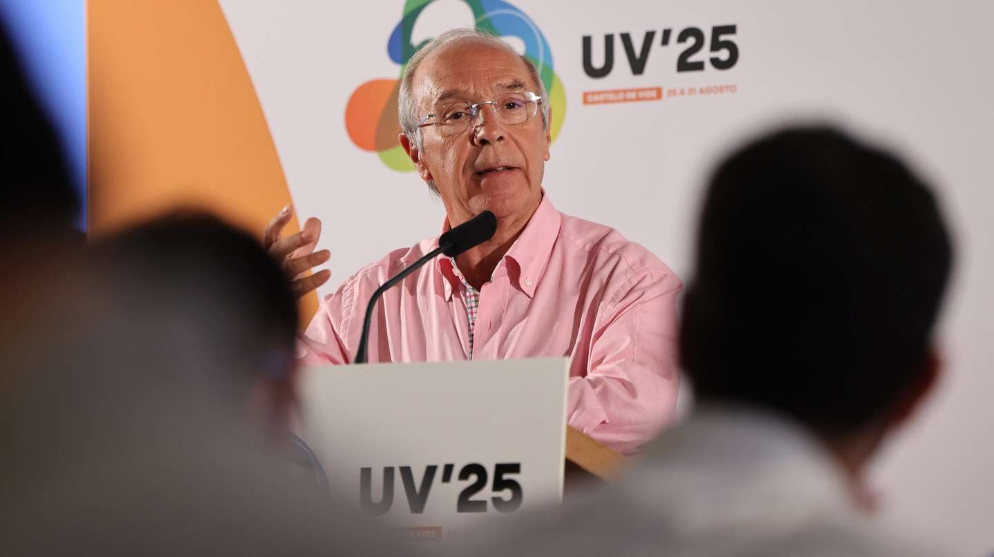 O candidato à Presidência da República, Luís Marques Mendes, discursa durante um jantar-conferência na Universidade de Verão do PSD, que decorre até ao próximo domingo numa unidade hoteleira de Castelo de Vide, 28 de agosto de 2025. NUNO VEIGA/LUSA