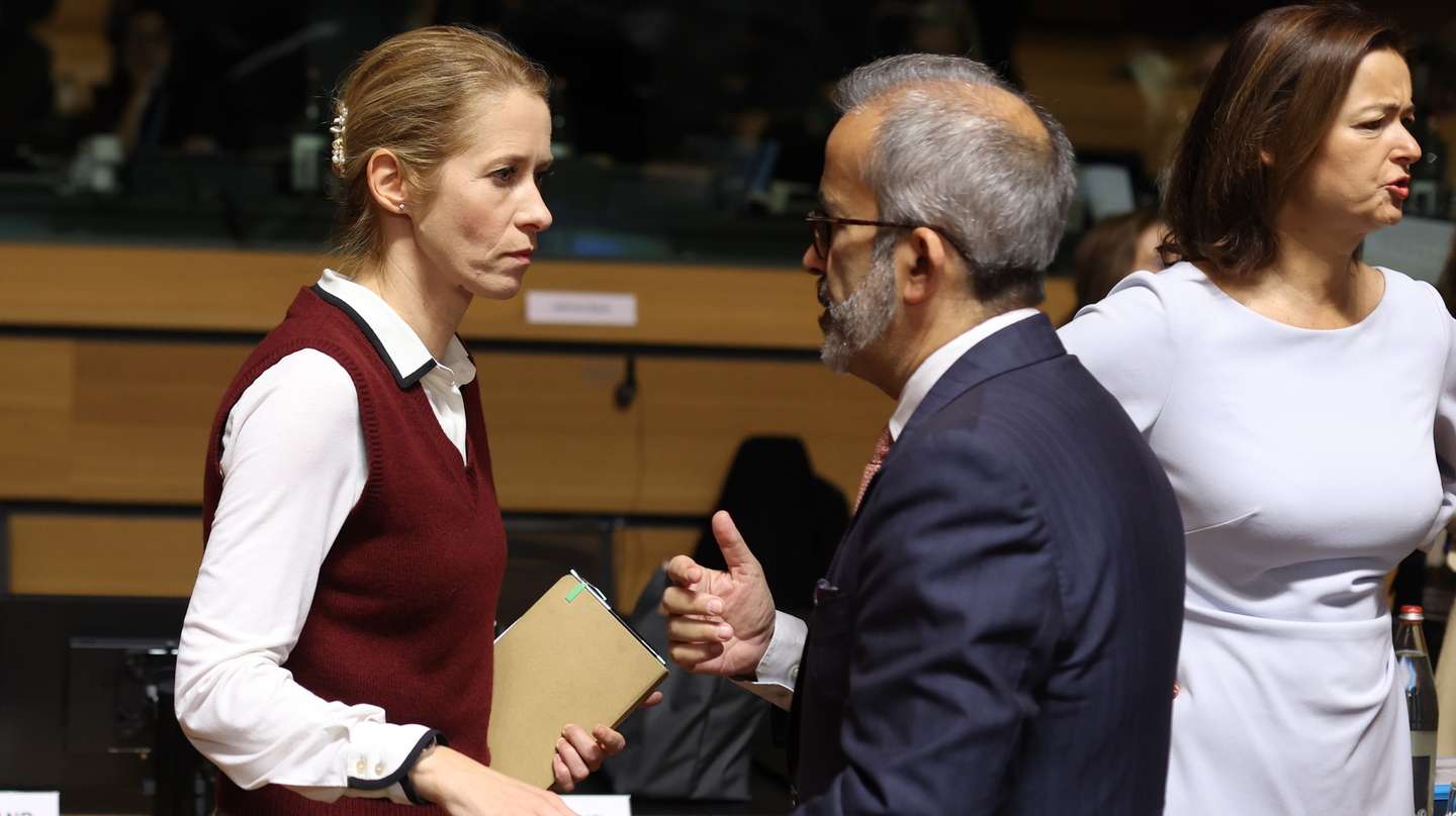 epa12466512 EU High Representative of the European Union for Foreign Affairs and Security Policy Kaja Kallas (L) and Portuguese Minister of Foreign Affairs Paulo Rangel (R) attend the meeting of the Foreign Affairs Council in Luxembourg City, Luxembourg, 20 October 2025. EU Foreign Affairs Ministers will discuss the Russian aggression against Ukraine,  the situation in the Middle East in the light of the latest developments.  EPA/OLIVIER HOSLET