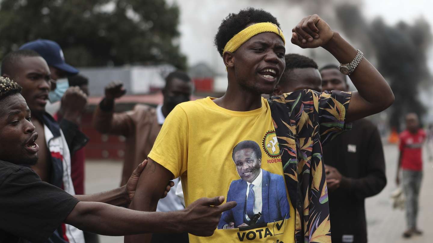 epa11673031 A protester reacts as members of Mozambican police try to disperse them from taking part in the peaceful marches called by presidential candidate Venancio Mondlane to repudiate the murder of two supporters, in Maputo, Mozambique, 21 October 2024. According to police, Elvino Dias, Mondlane's lawyer, and Paulo Guambe, a member of the Podemos Party, were killed on 18 October while traveling on a vehicle on Avenida Joaquim Chissano, in the capital's center.  EPA/LUISA NHANTUMBO
