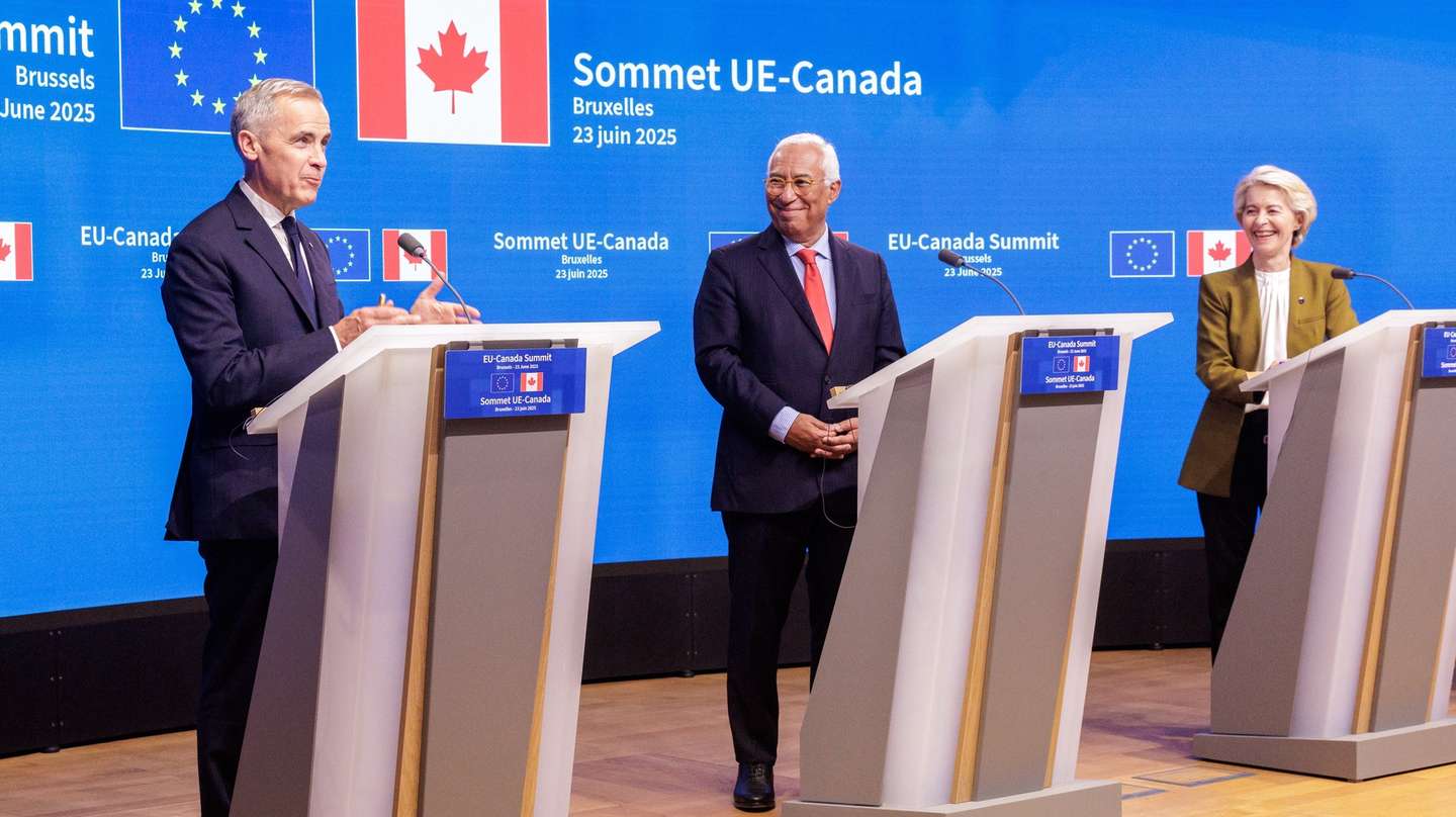 epa12193435 (L-R) Canadian Prime Minister Mark Carney, European Council President Antonio Costa and European Commission President Ursula von der Leyen speak during a press conference after the 20th EU-Canada summit in Brussels, Belgium, 23 June 2025.  EPA/OLIVIER MATTHYS