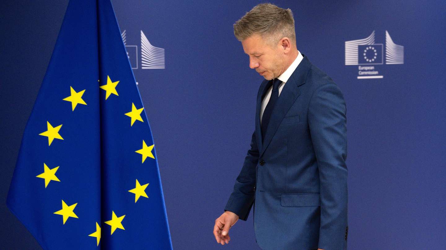 epa12921779 Hungary’s incoming Prime Minister Peter Magyar arrives for a meeting with European Commission President Von der Leyen at the EU heaquarters in Brussels, Belgium, 29 April  2026.  EPA/JOHN THYS / POOL