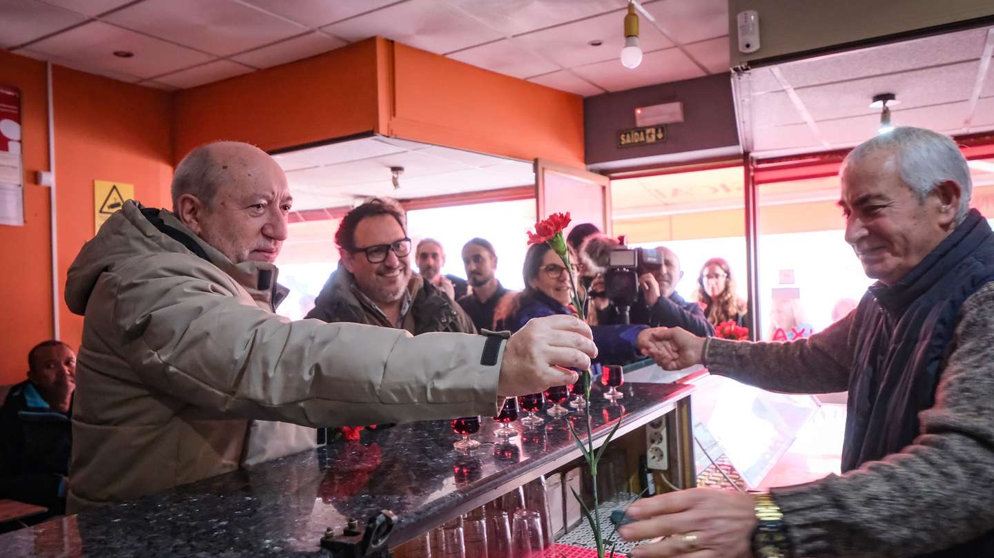 O candidato às eleições presidenciais, António Filipe (E), durante uma ação de campanha na Baixa da Banheira, Moita, Setúbal, 16 de janeiro de 2026. Os portugueses elegem o novo Presidente da República em 18 de janeiro. RUI MINDERICO/LUSA