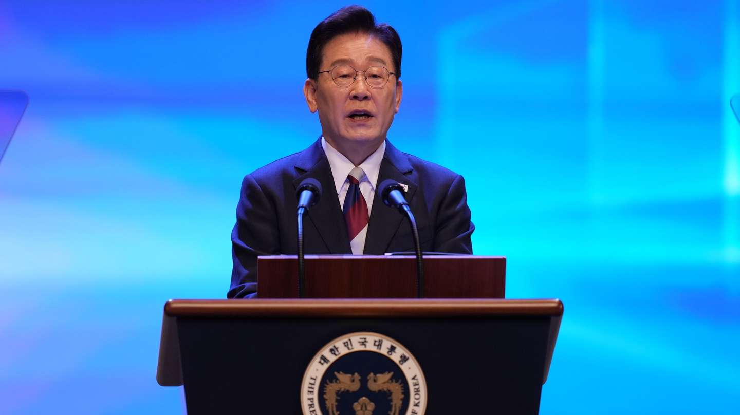 epa13170401 South Korean President Lee Jae Myung speaks during a ceremony to celebrate the 81st anniversary of the Korean Liberation Day in Seoul, South Korea, 15 August 2026.  EPA/LEE JIN-MAN / POOL POOL PHOTO