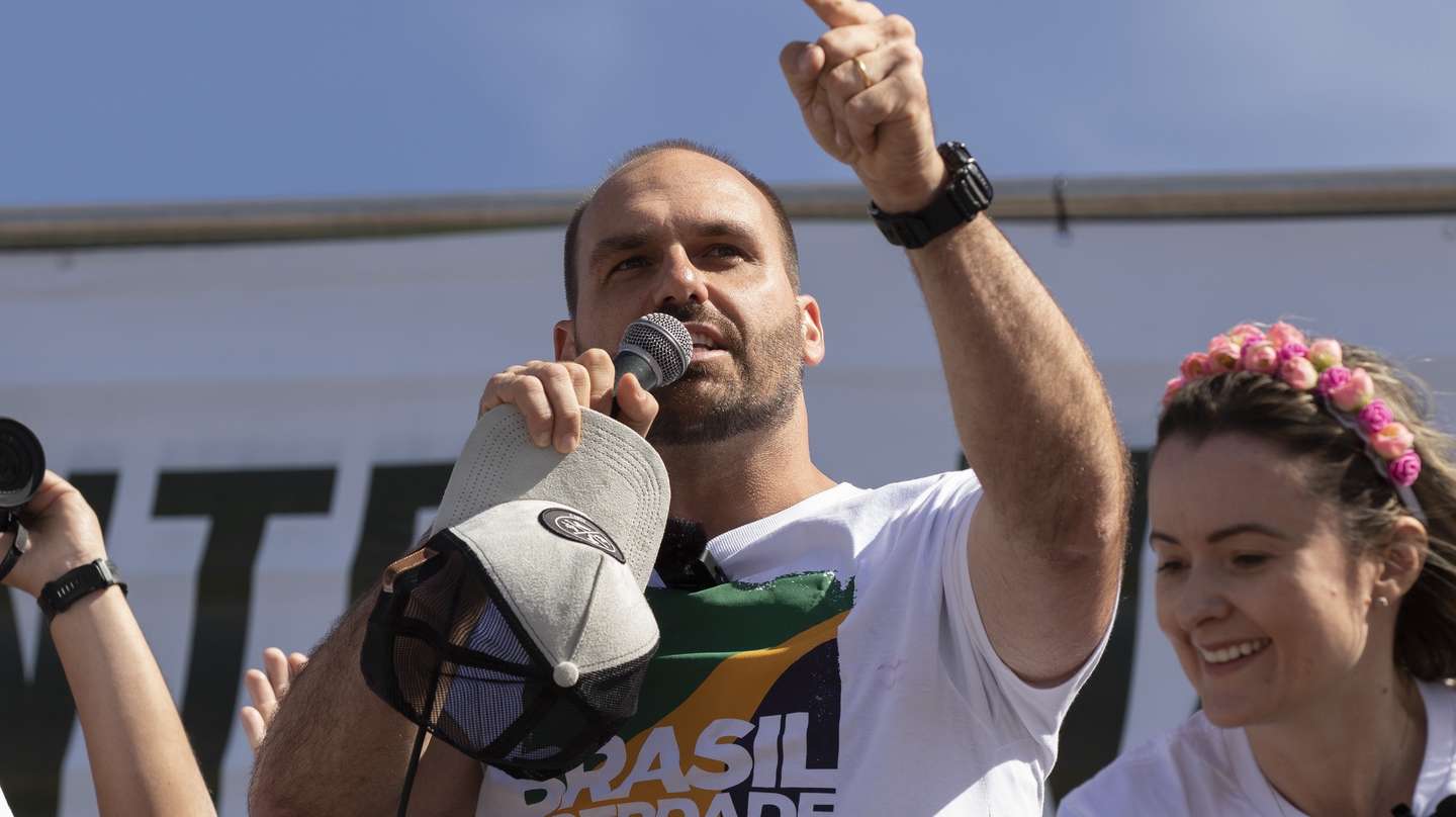 epa10062072 Eduardo Bolsonaro, son of Brazilian President, delivers a speech during a demonstration in favor of the use of weapons, in Brasilia, Brazil, 09 July 2022. Since his arrival at the Brazilian Presidency, Jair Bolsonaro has taken measures to make the sale and carrying of weapons more flexible.  EPA/JOEDSON ALVES